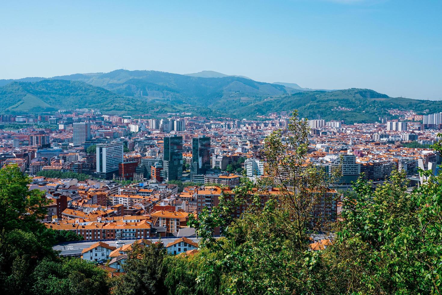 paisaje urbano de la ciudad de bilbao, destino de viaje de españa foto