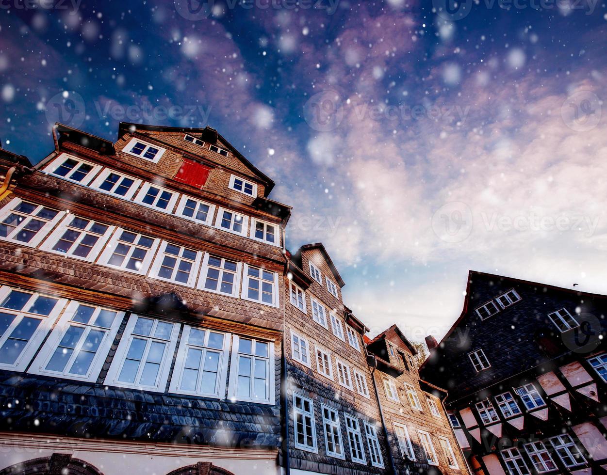 fachada de un edificio con ventanas. ciudad encantadora en alemania durante una tormenta de nieve. efecto de luz bokeh, filtro suave. pequeña venecia foto