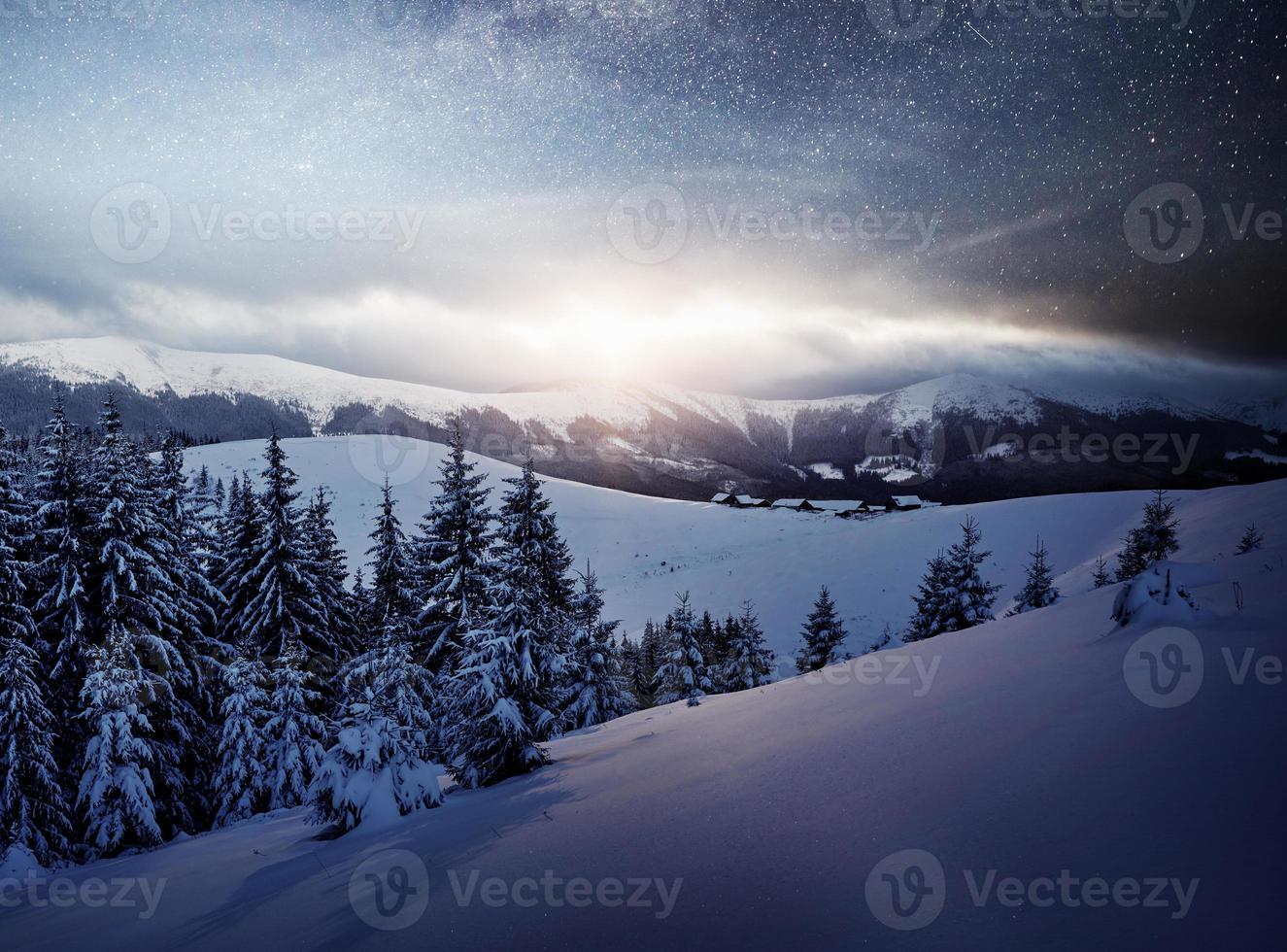 star trek lácteos en el bosque de invierno. misterioso paisaje invernal majestuosas montañas en invierno foto