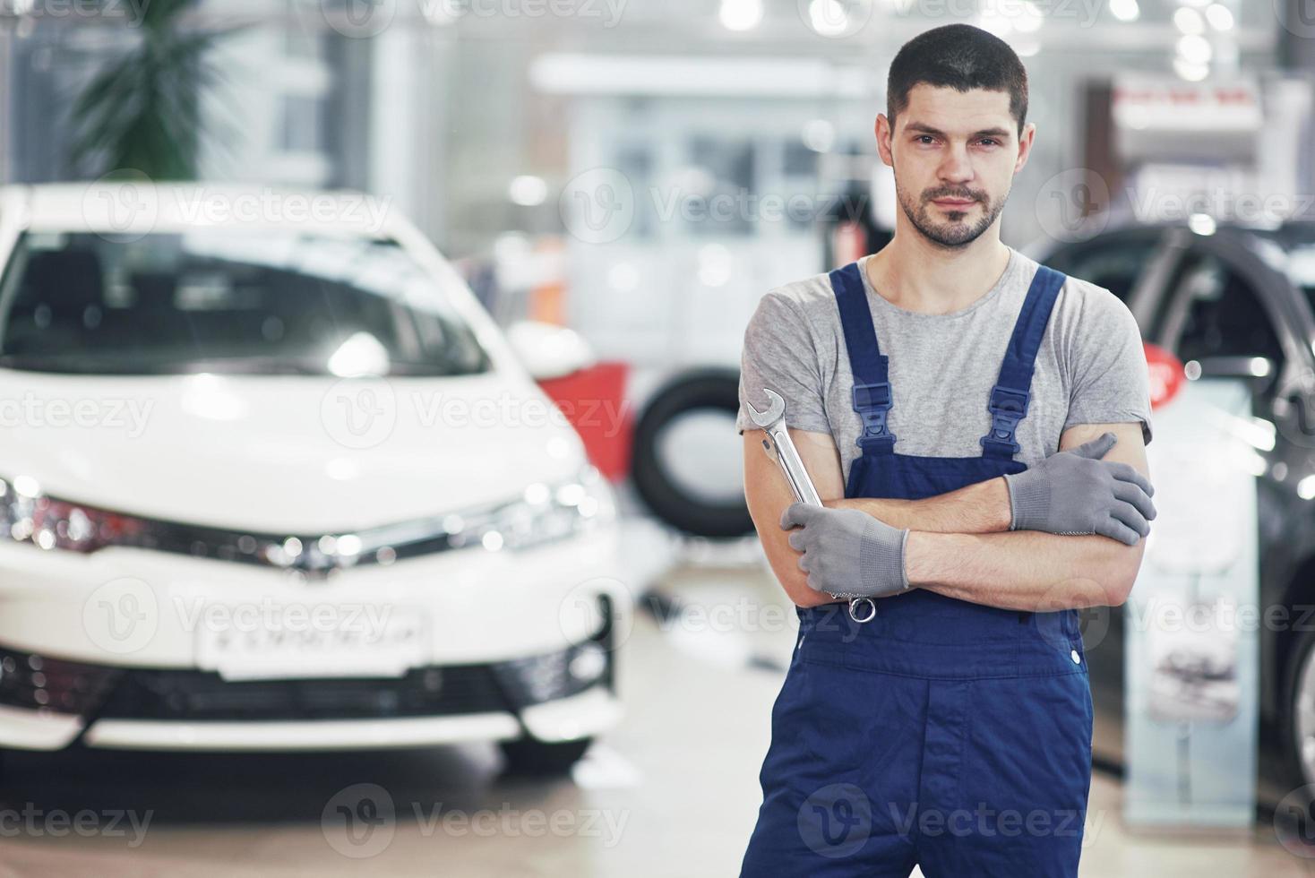 mano de mecánico de automóviles con llave. garaje de reparación de automóviles foto