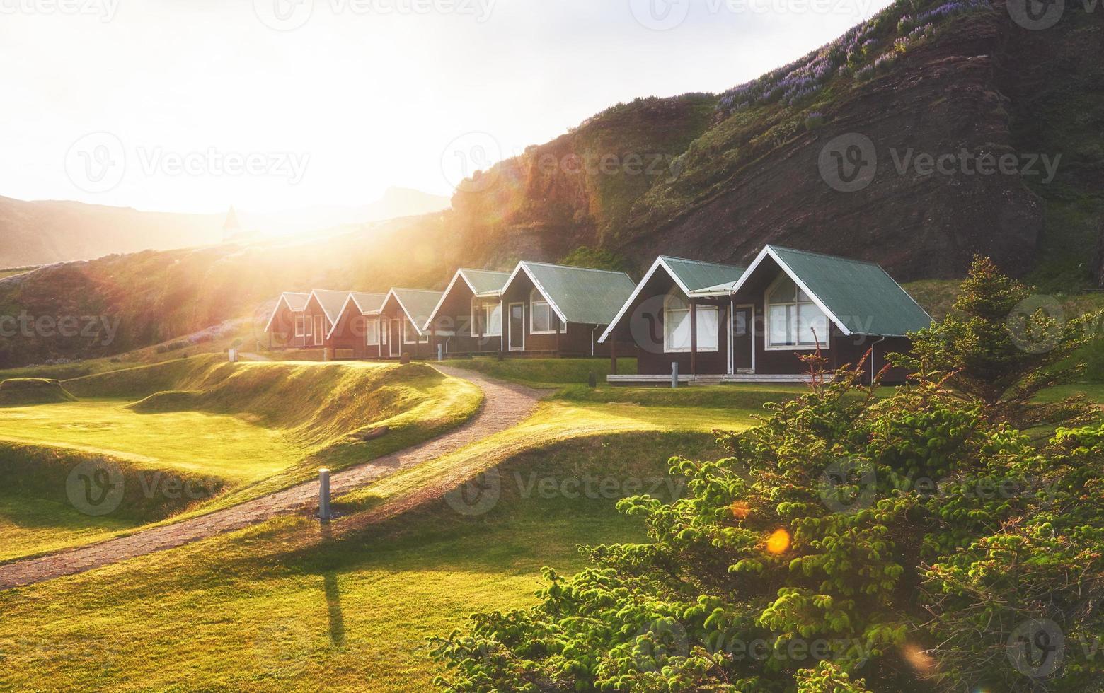 casas tradicionales islandesas con techo de hierba en el museo folklórico de skogar, islandia foto