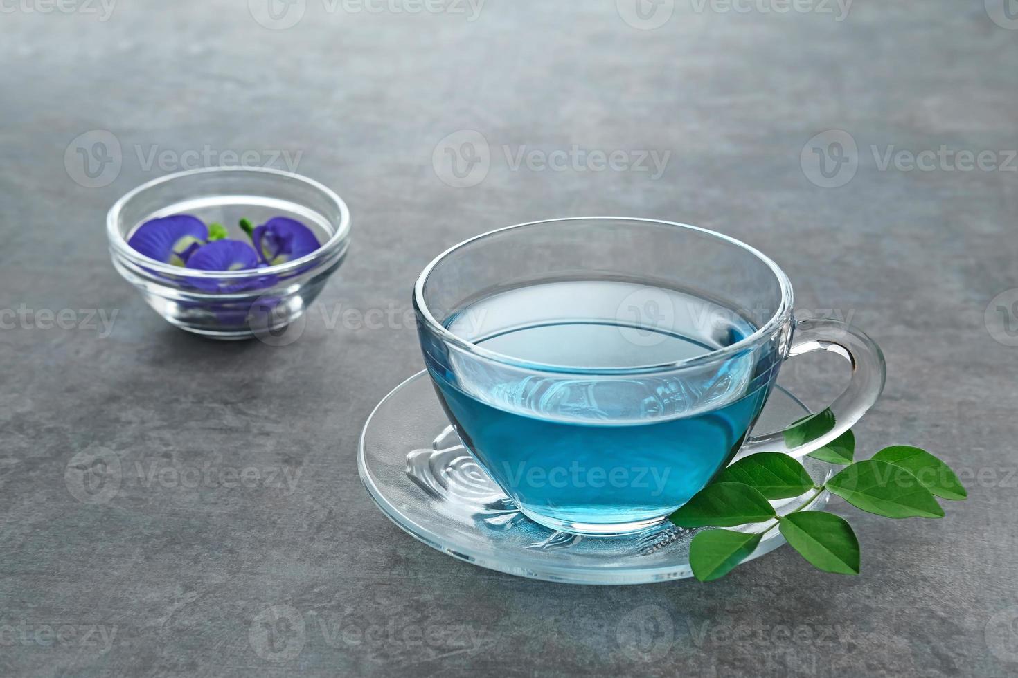 El telang, té de flores de mariposa o té azul es un té de hierbas elaborado con la hierba o infusión de la flor de la planta clitoria ternatea. foto