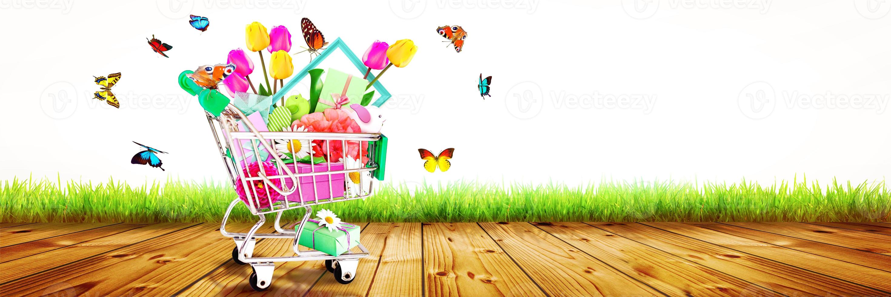 mini carrito de compras con coloridas flores y mariposas. foto