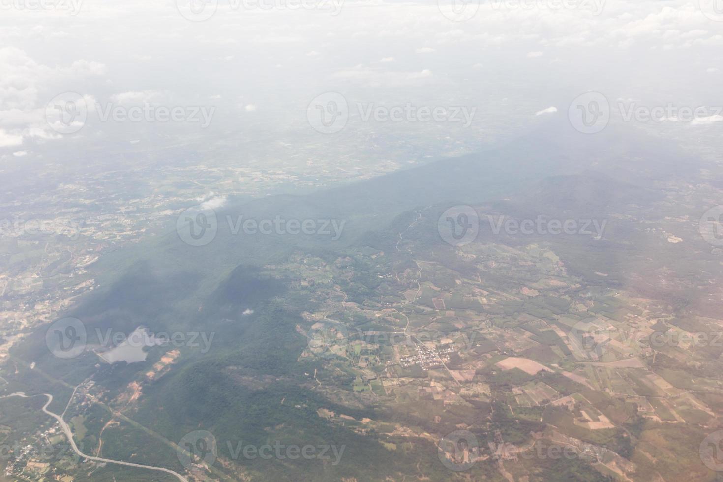 cielo azul con nubes en el avion foto