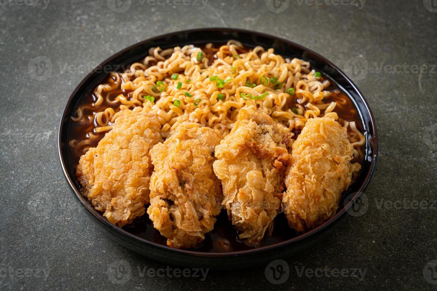 fideos instantáneos coreanos con pollo frito o ramyeon de pollo frito foto