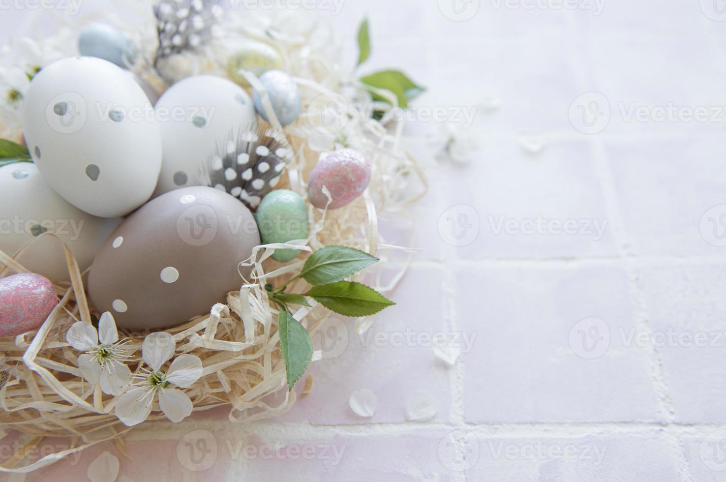 huevos de pascua en nido de paja foto