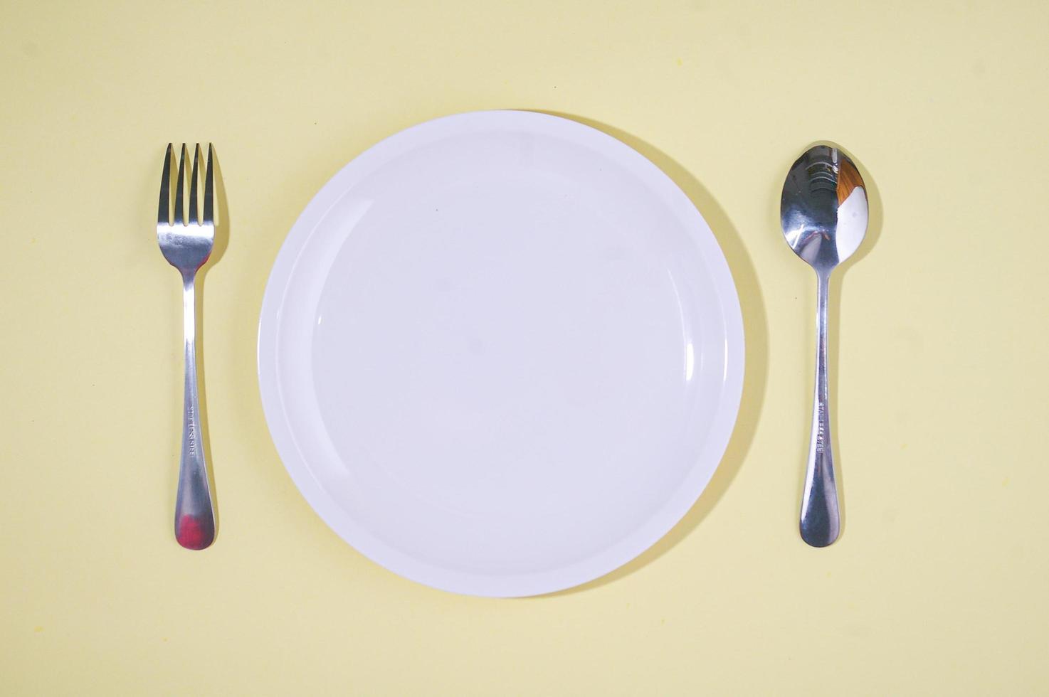 foto de ramadhan cuntdown, plato vacío con cucharas