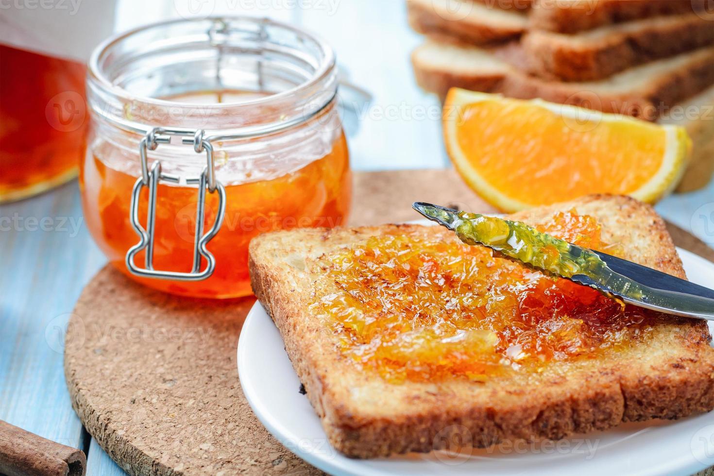 rebanadas de pan tostado con mermelada de naranja para el desayuno foto