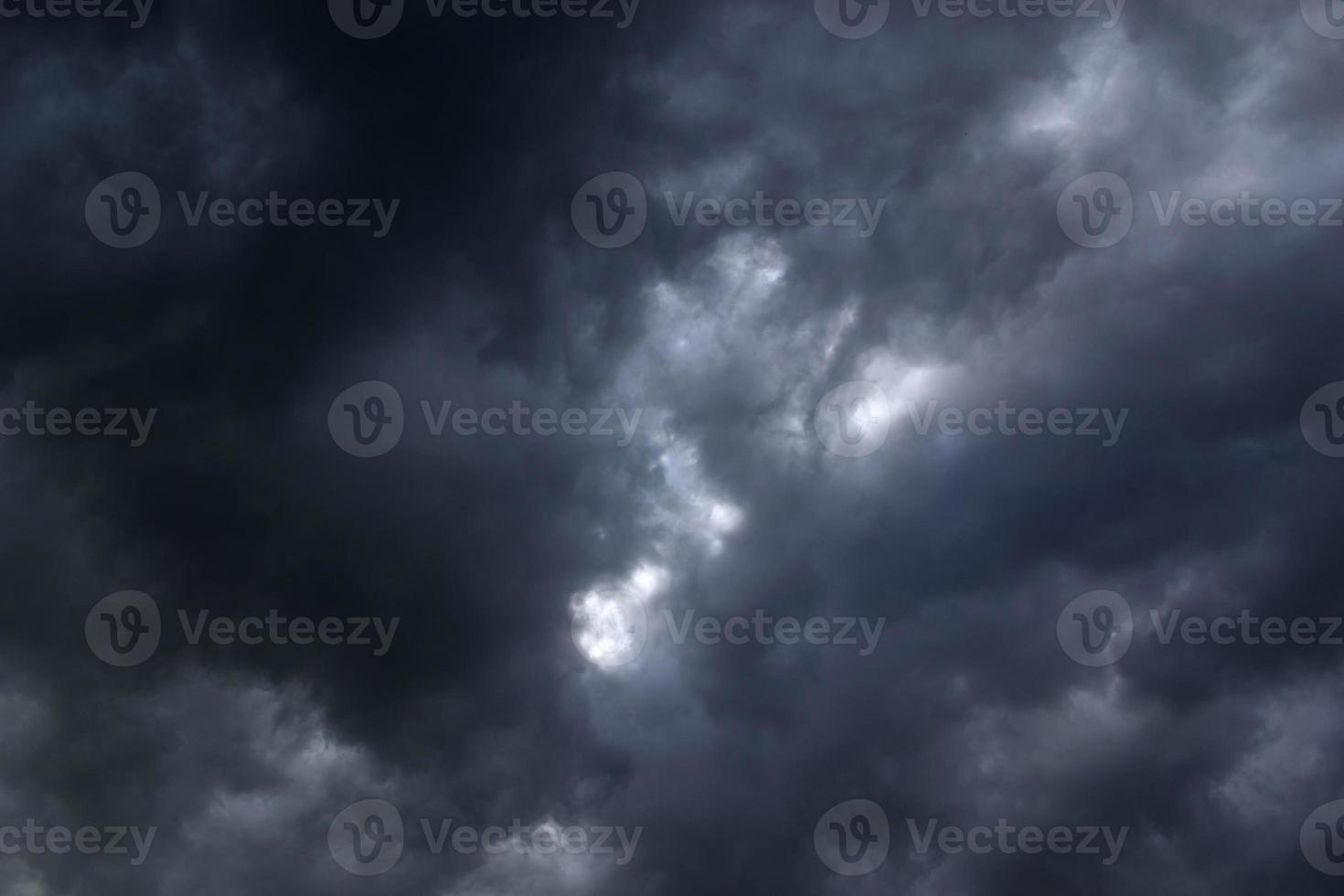 hermoso cielo de tormenta con nubes, apocalipsis. nubes de tormenta que se acumulan antes de una posible tormenta. nubes de lluvia diminutas y oscuras prometen lluvia. foto