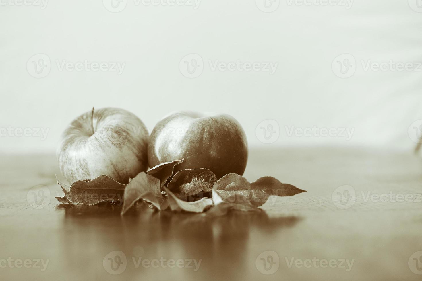 primer plano de manzana con color bw.fruta de manzana en blanco y negro.estilo ecológico y concepto de comida orgánica. foto