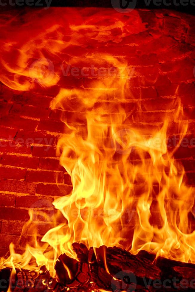 llamas ardiendo dentro de un horno de leña. llamas en el interior del horno de leña para pizzas. llama producida por la combustión de la madera en el interior de un horno. foto