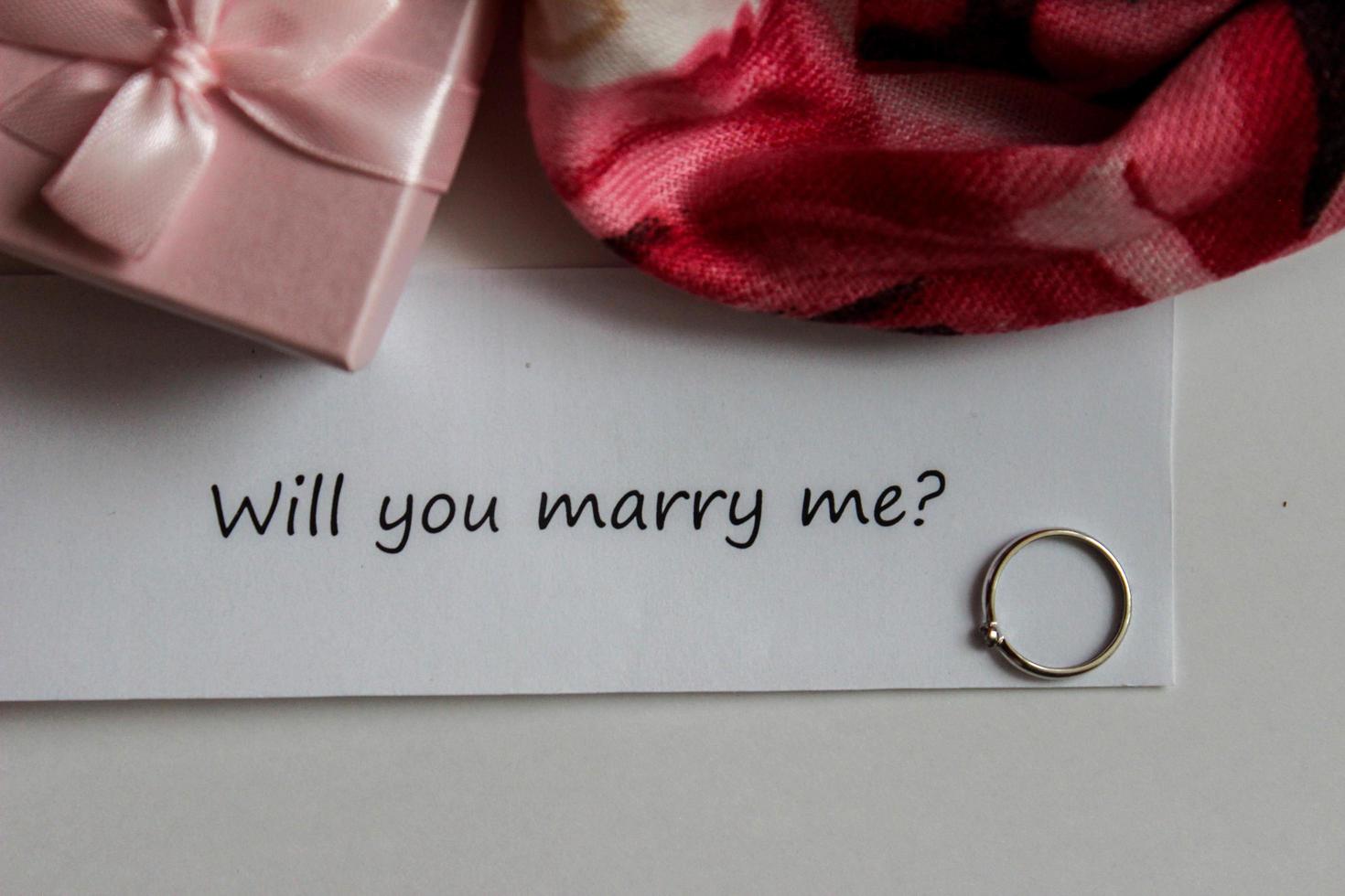 proposal to marry in the form of a note photo