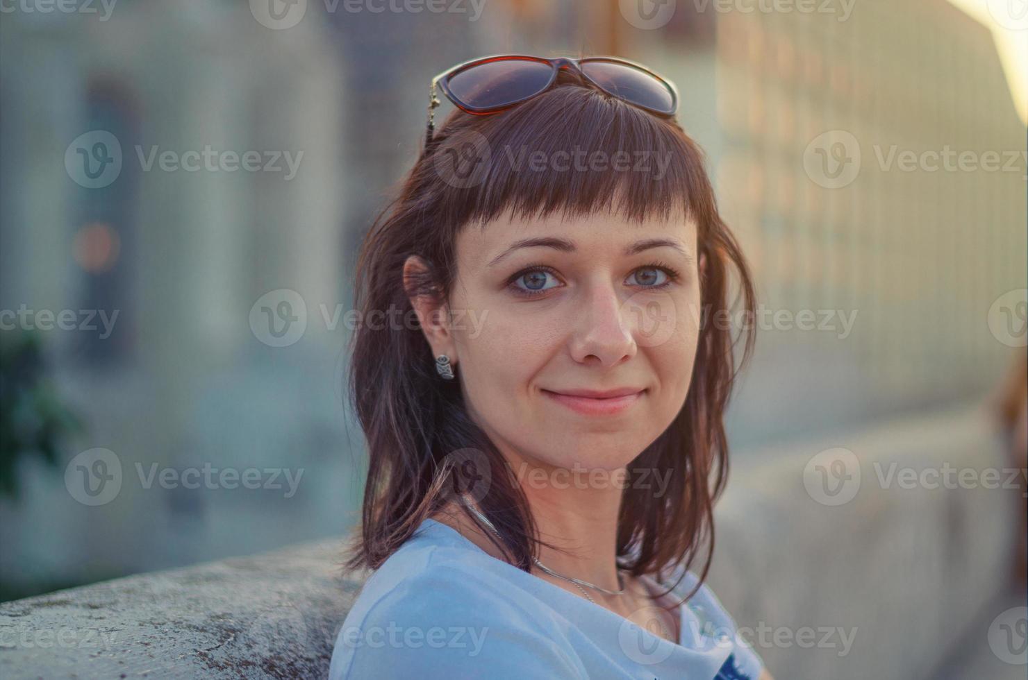 primer plano, retrato, de, joven, alegre, mujer hermosa, con, pelo oscuro, gris, ojo, y, gafas de sol foto