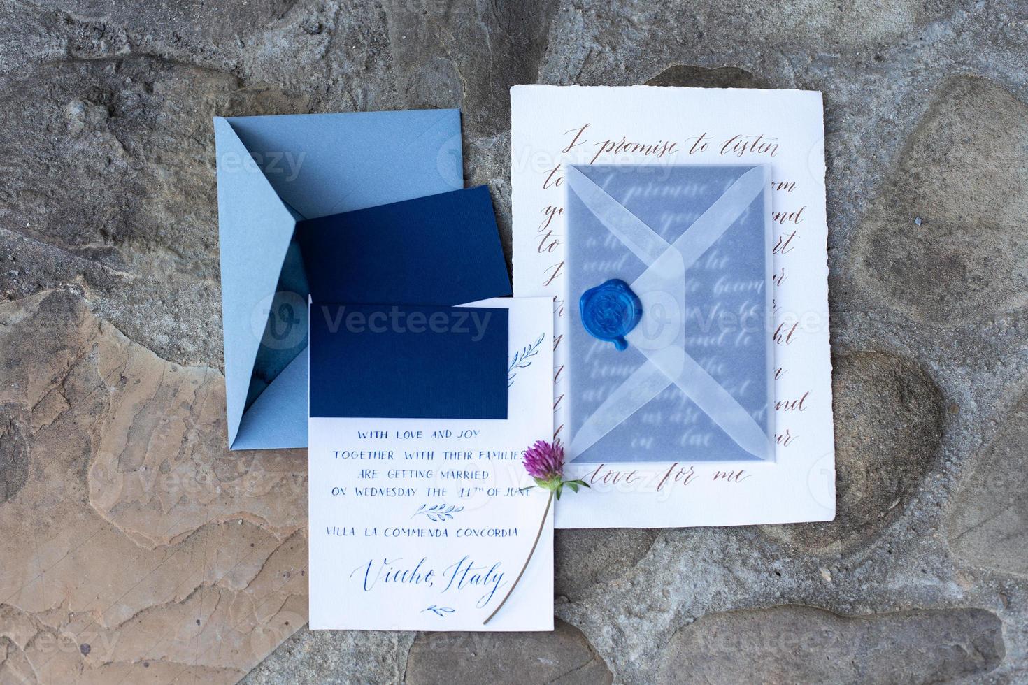 los detalles de la boda yacen planos sobre fondo de piedra. invitación de boda. caja del anillo. Bosquejo. espacio de copia. foto