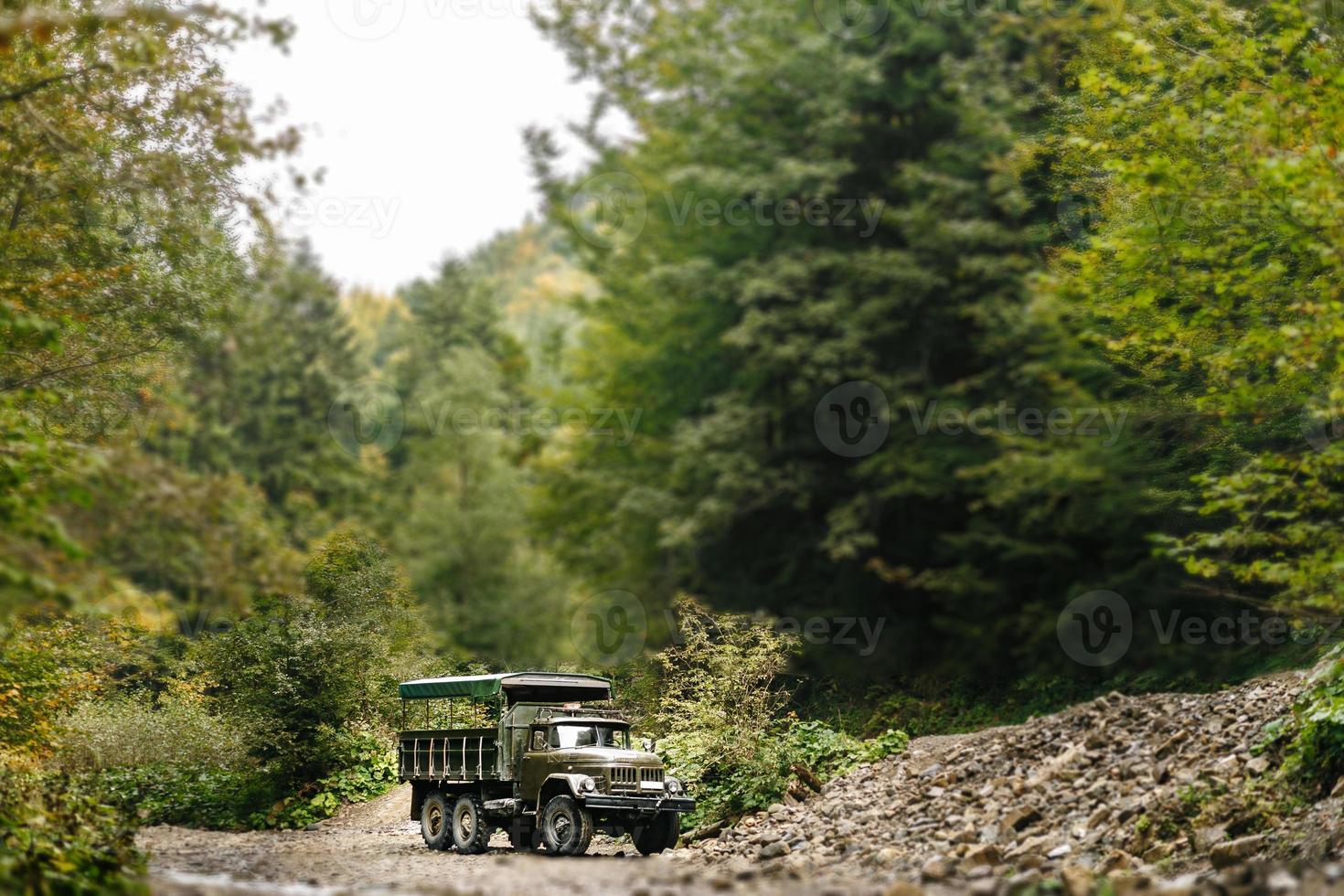 camión soviético en las montañas de los Cárpatos transporta personas en excursiones. foto