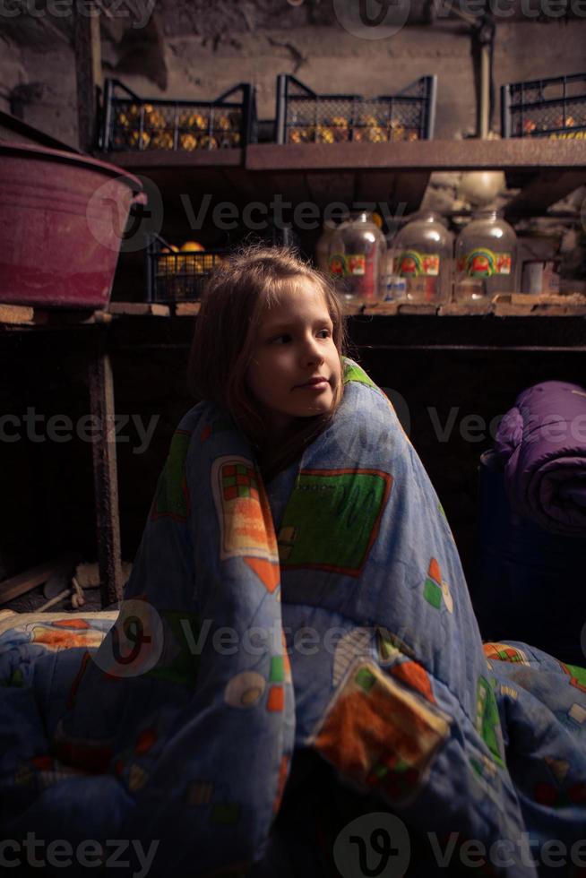 niña ucraniana se refugia en su sótano. paren la guerra foto