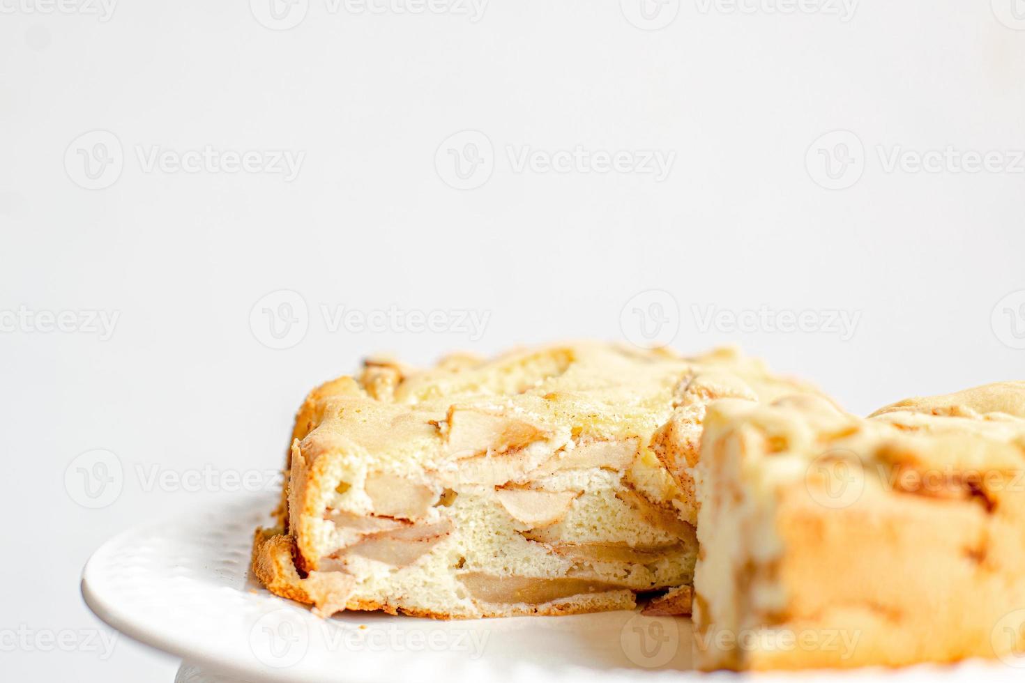 charlotte de postre casero de tarta de manzana orgánica. pastel de manzana de zapatero en un plato blanco. foto