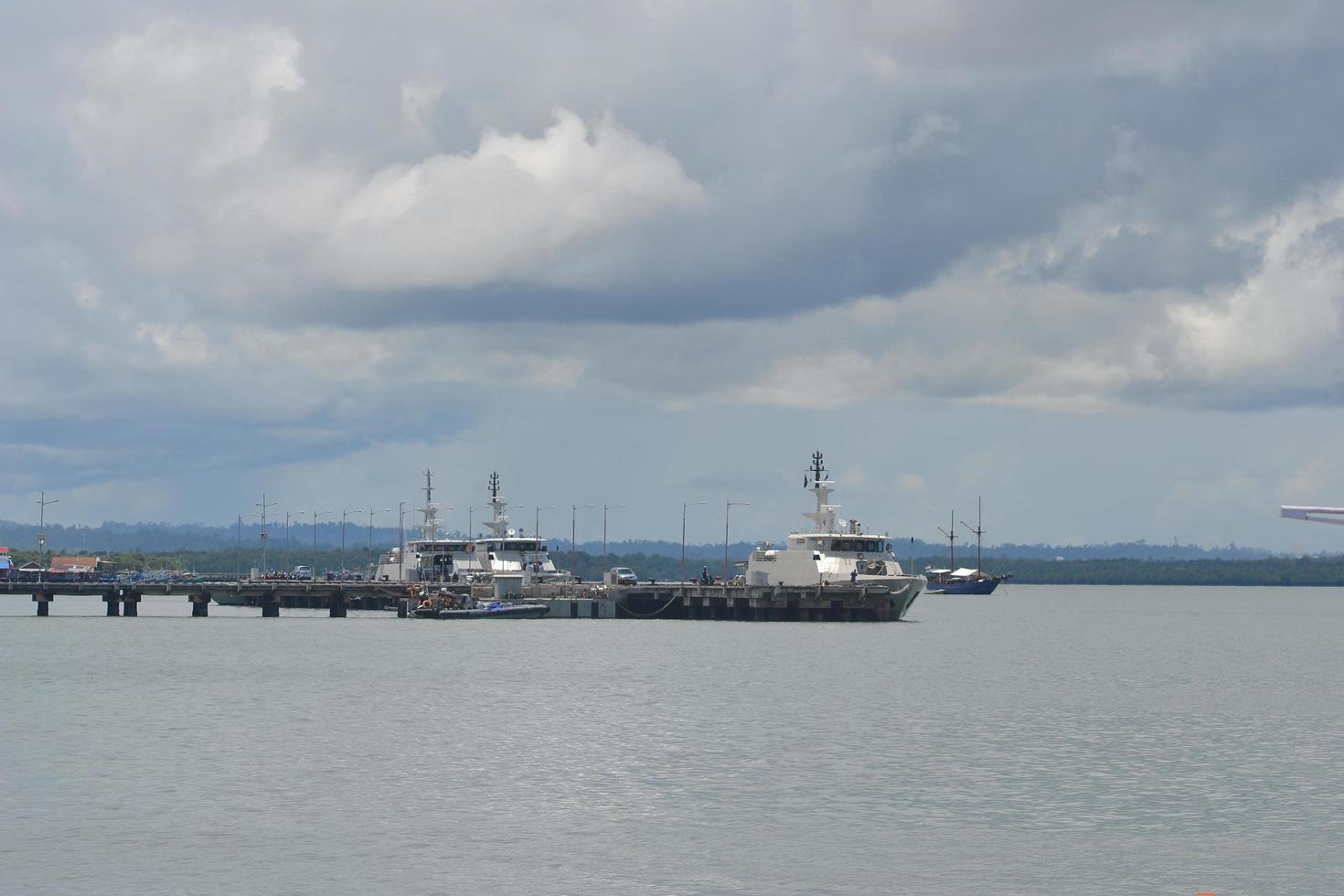 sorong, papúa occidental, indonesia, 30 de septiembre de 2021. Barcos patrulleros navales amarrando en el muelle. foto