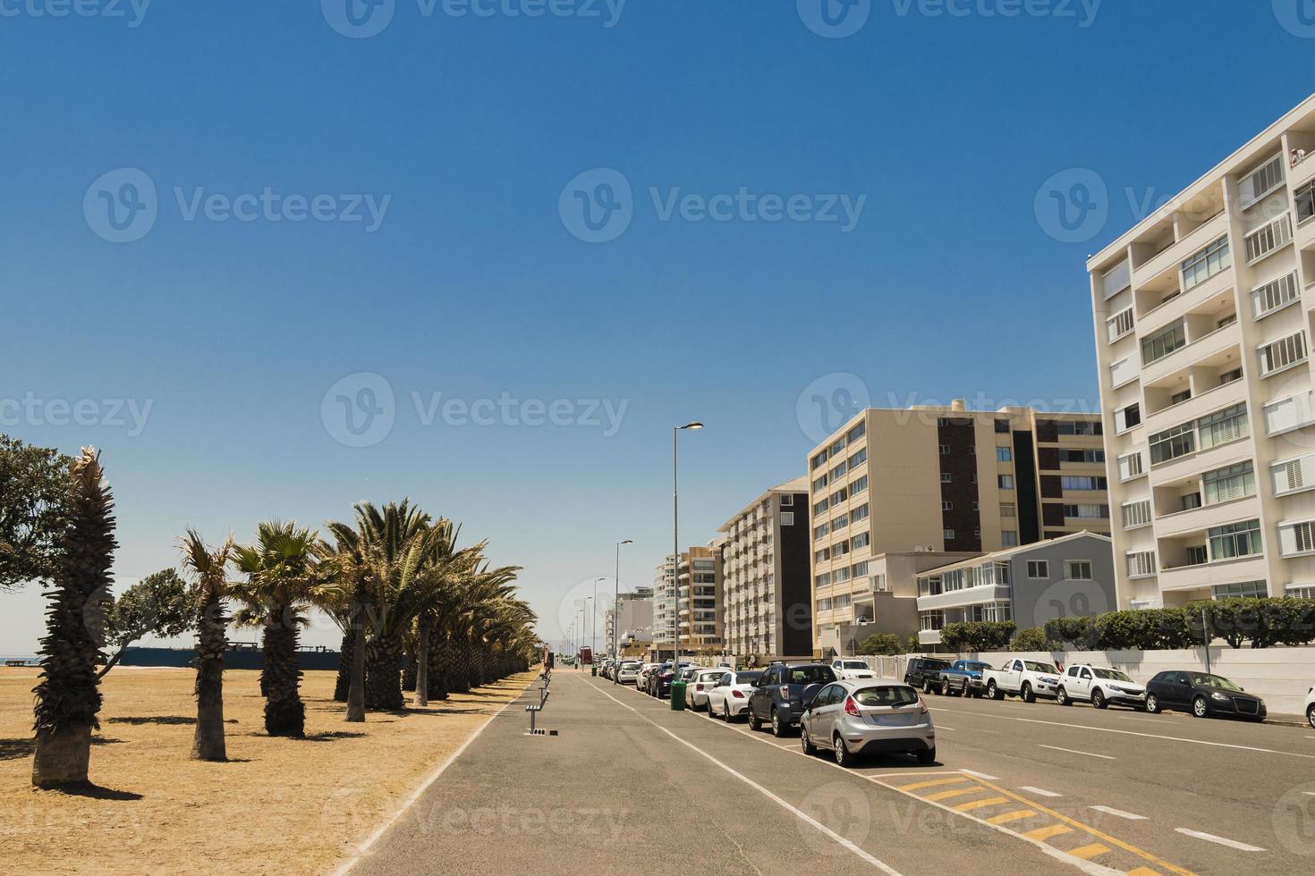 calle en mouille sea point promenade, ciudad del cabo, sudáfrica. foto