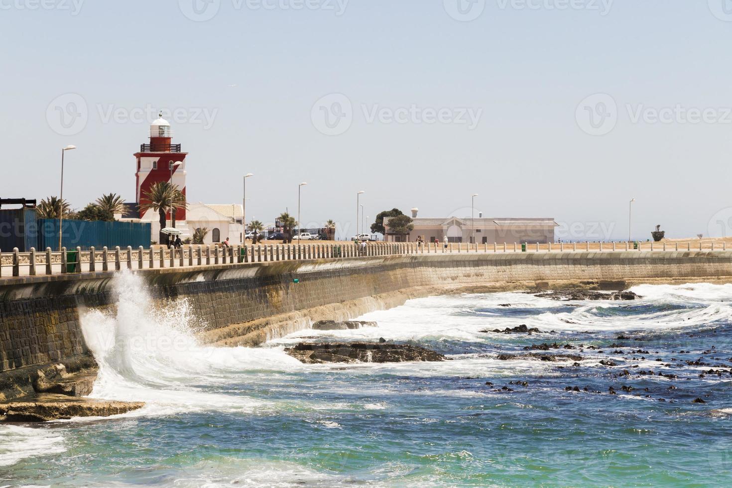 las olas rebotan contra la protección de las olas, rompeolas, ciudad del cabo sea point. foto