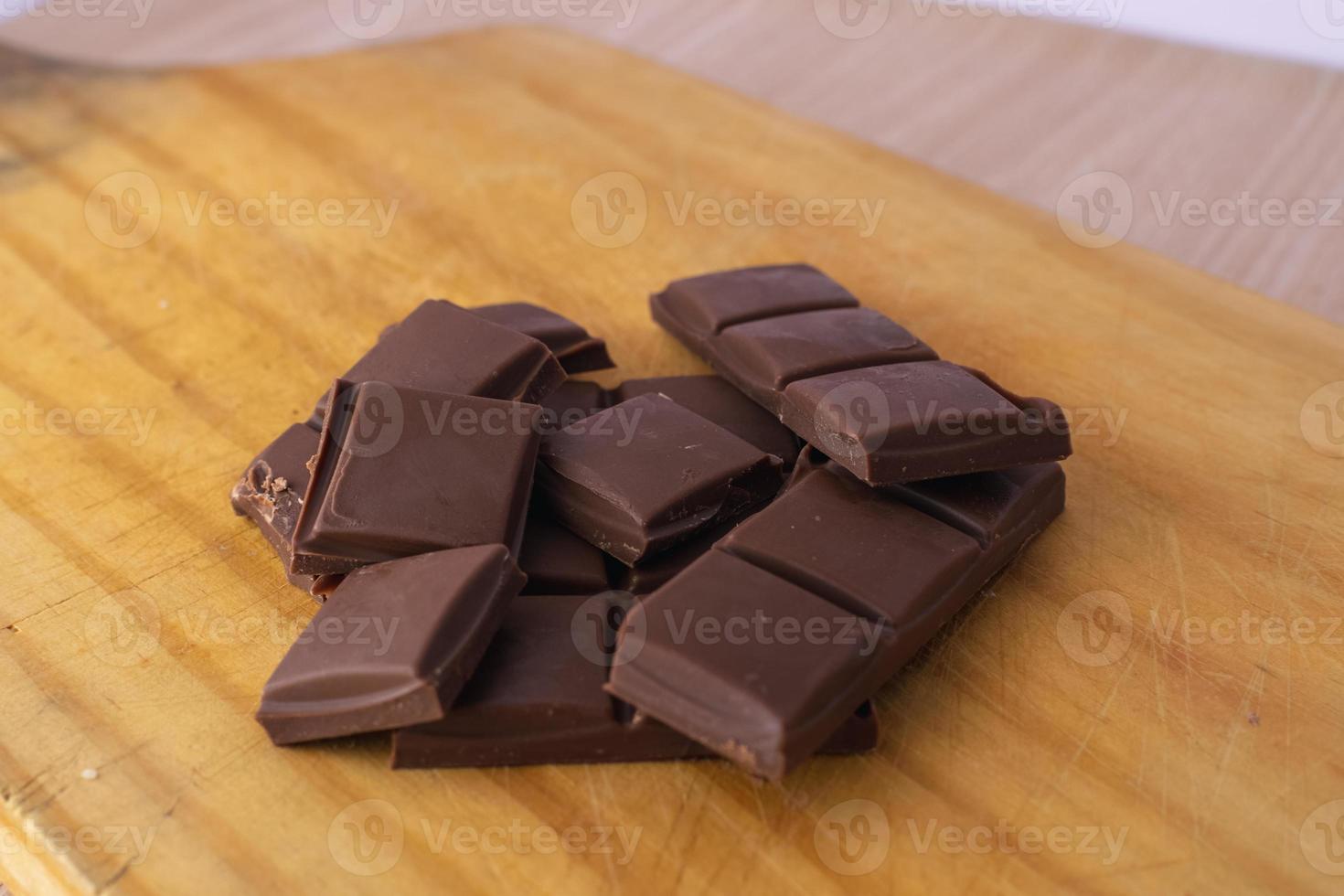 trozos de chocolate en un plato foto