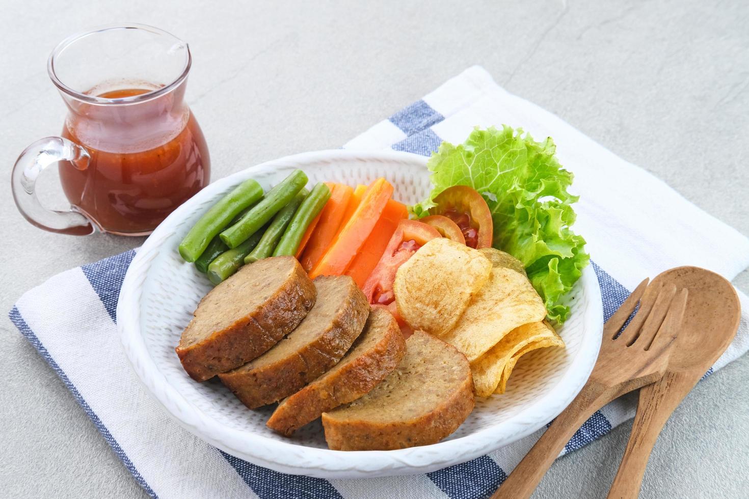 selat solo galantin es un plato tradicional javanés que tiene influencias europeas y se origina en solo, java central. compuesto por carne y verduras. foto