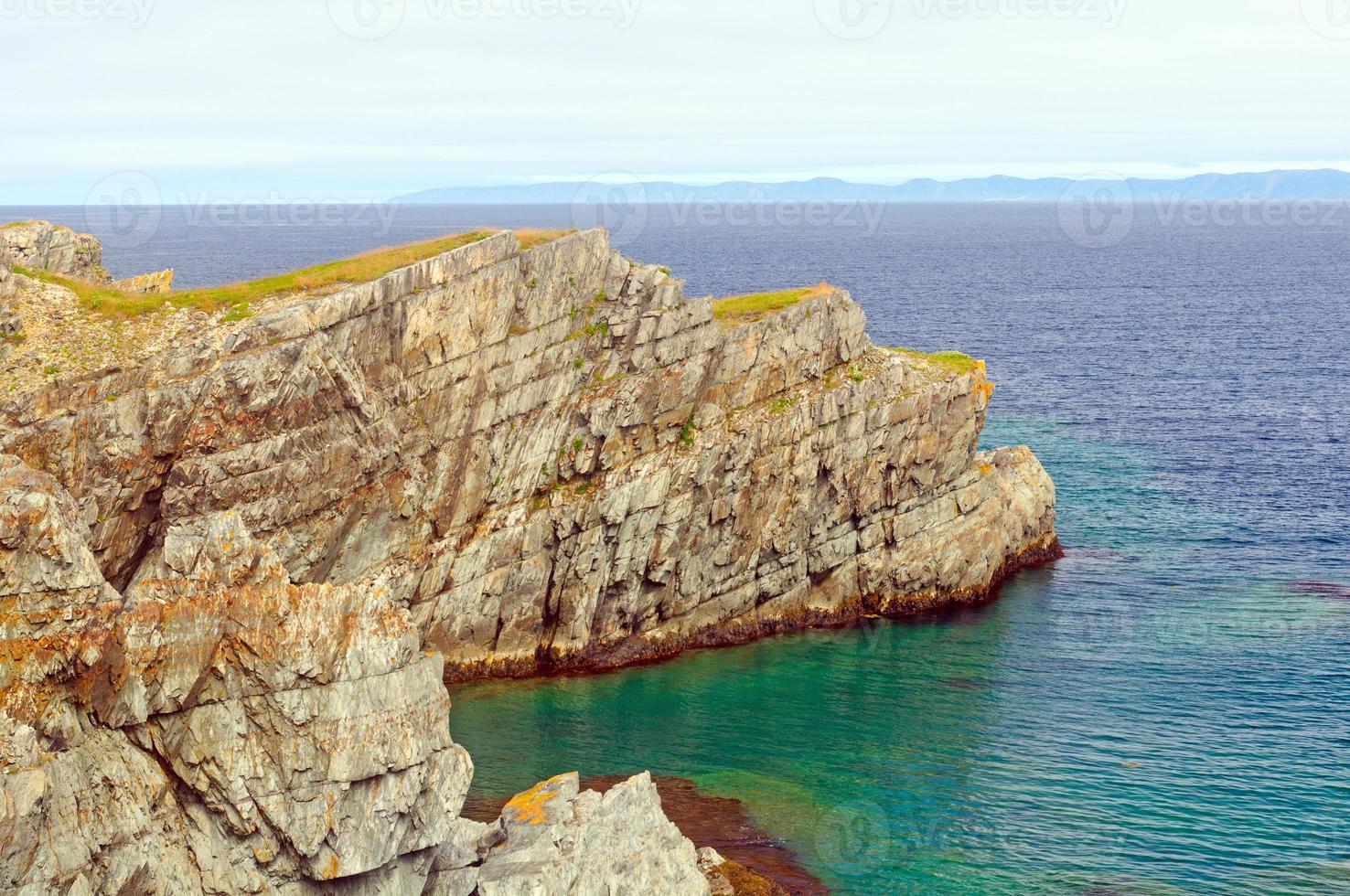 Acantilado oceánico en la costa de Terranova foto