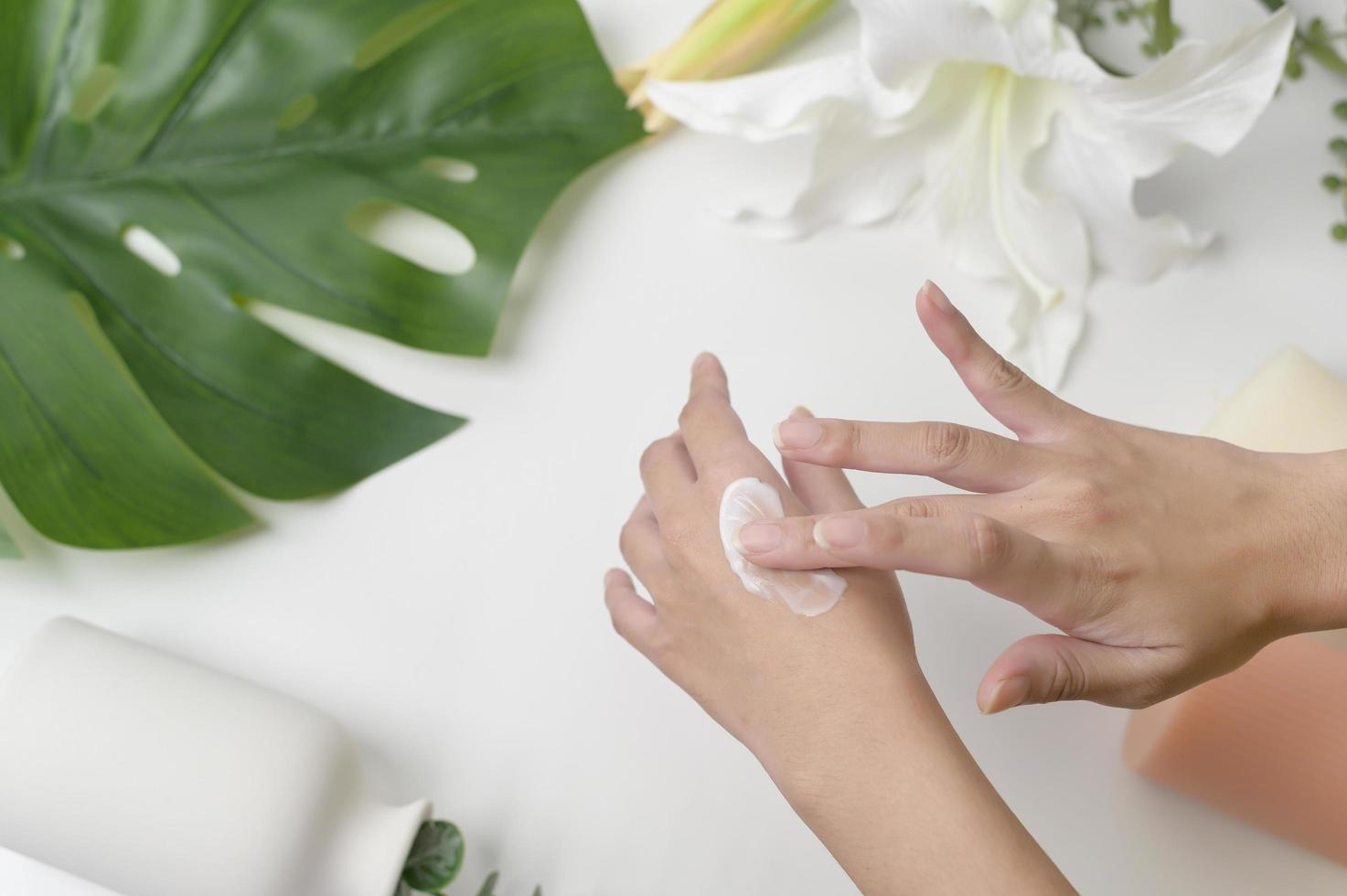 close up hand of applying moisturizing cream, skincare and beauty concept photo