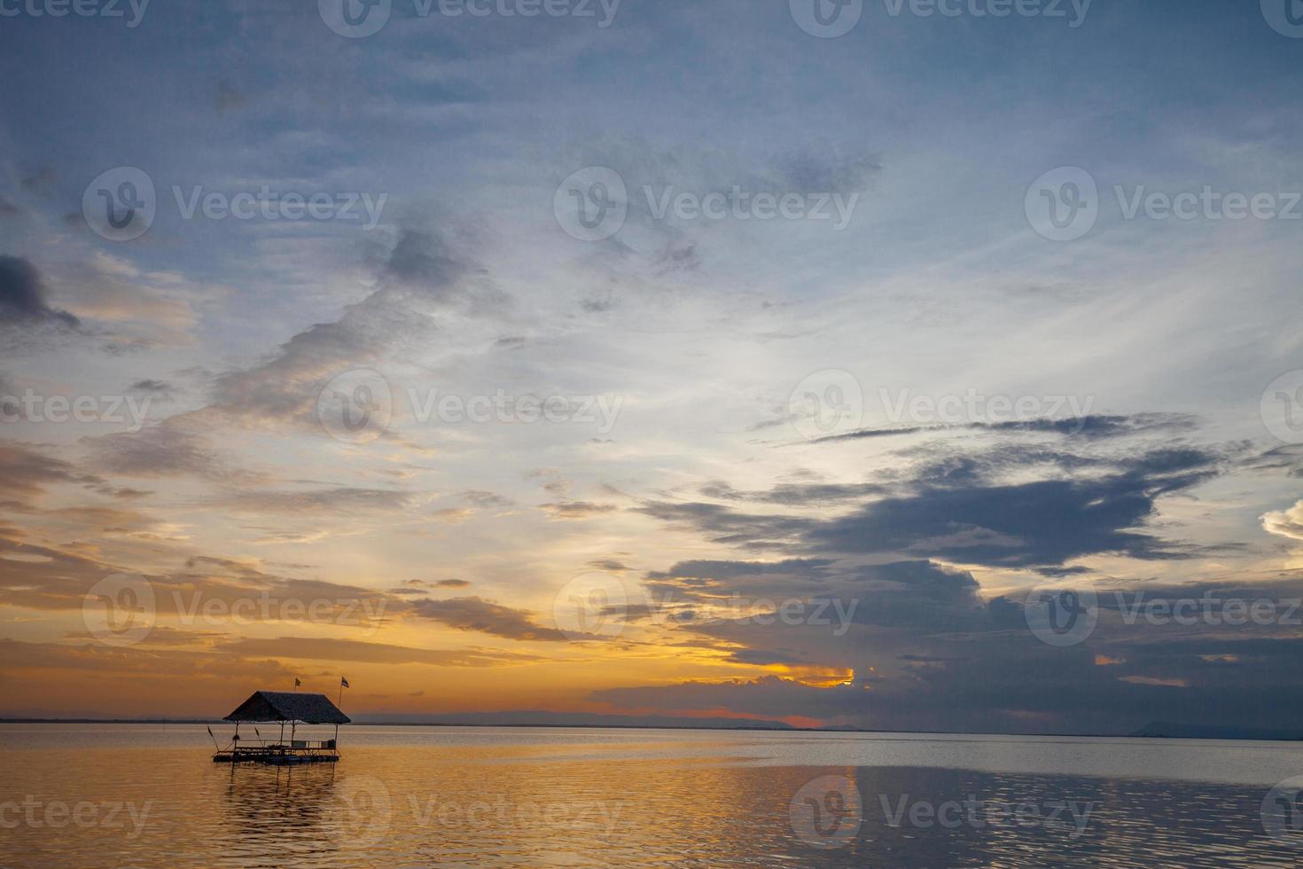 puesta de sol cielo colorido y nubosidad foto