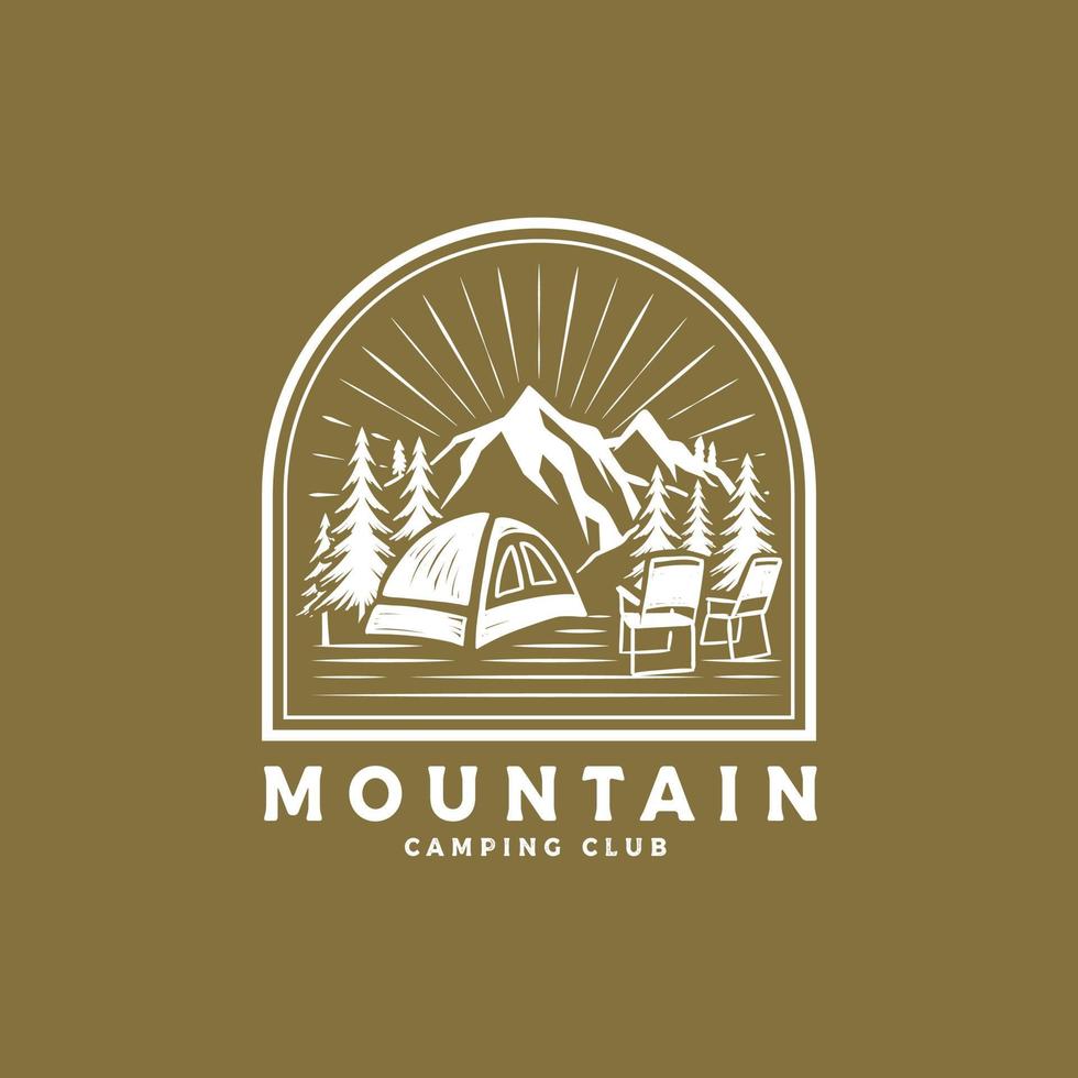 logotipo de montaña de aventura dibujado a mano vintage y plantilla de insignia vector