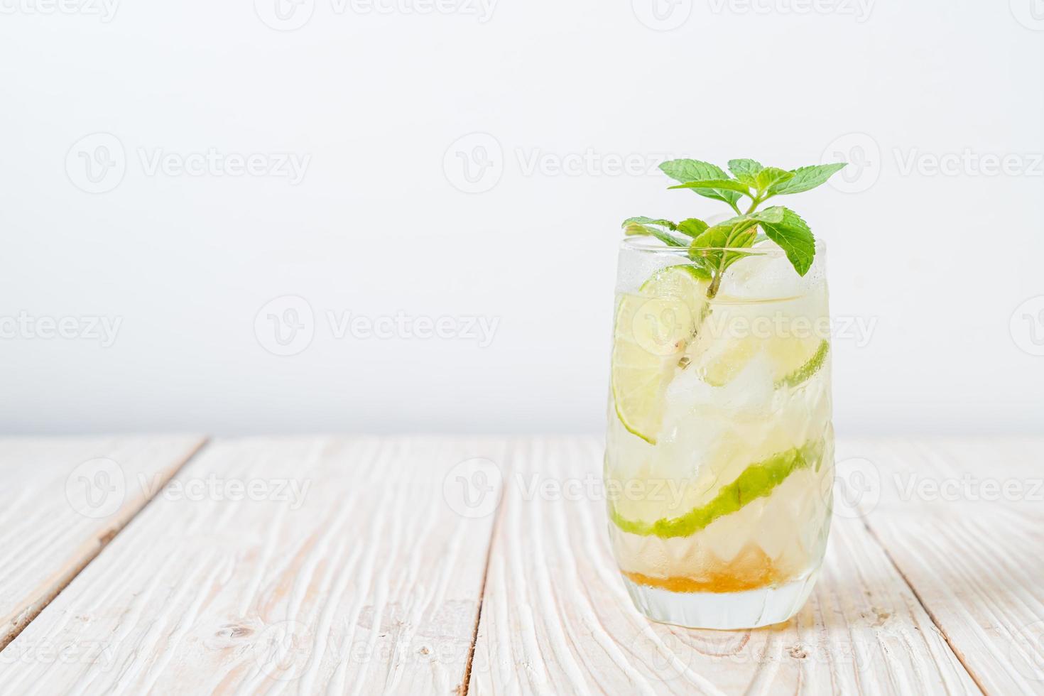 Miel helada y refresco de lima con menta foto