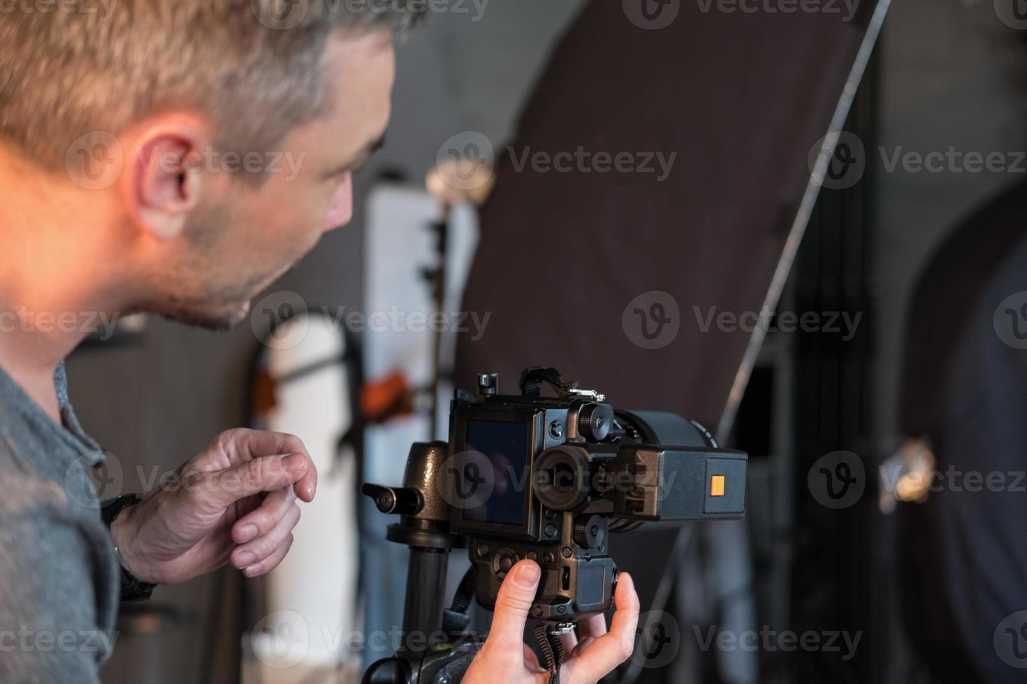 fotógrafo en el proceso de disparar en el estudio foto