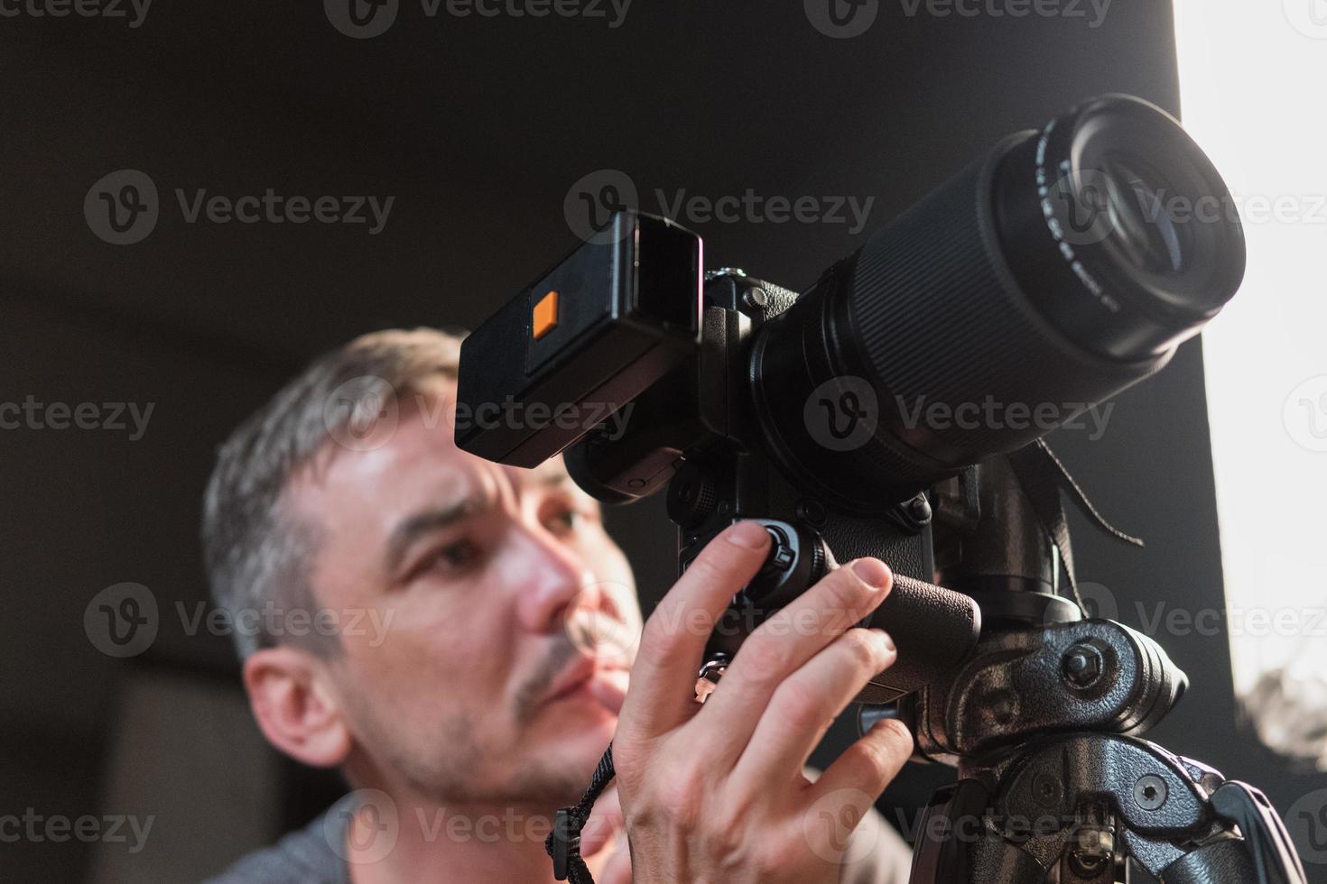 fotógrafo en el proceso de disparar en el estudio foto