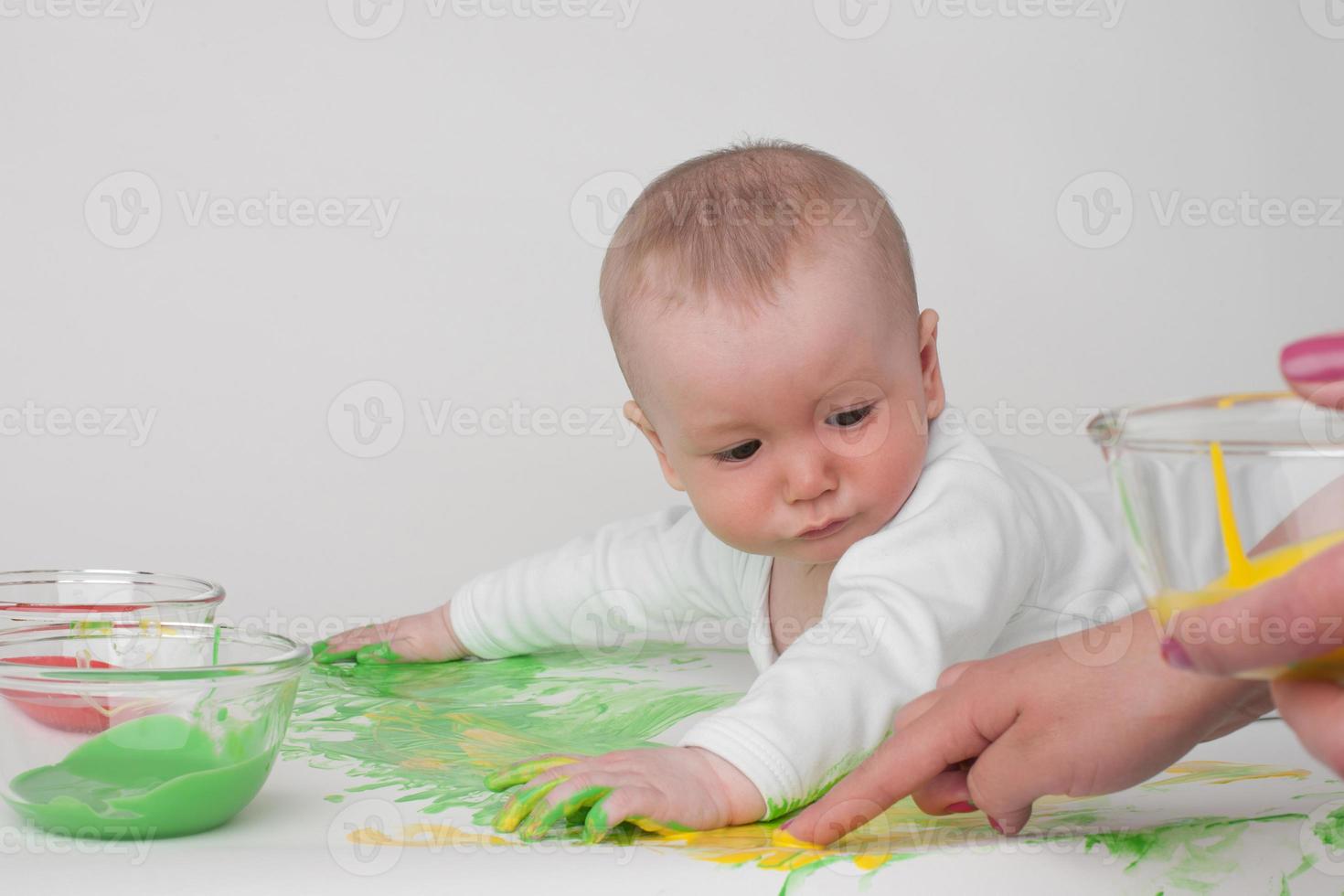 bebé sobre un fondo blanco foto