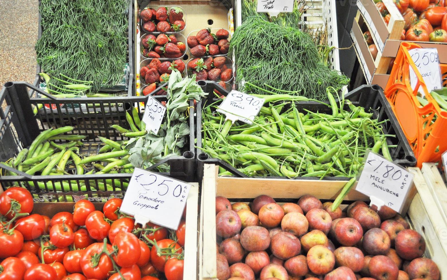 verduras y frutas en un estante de supermercado foto