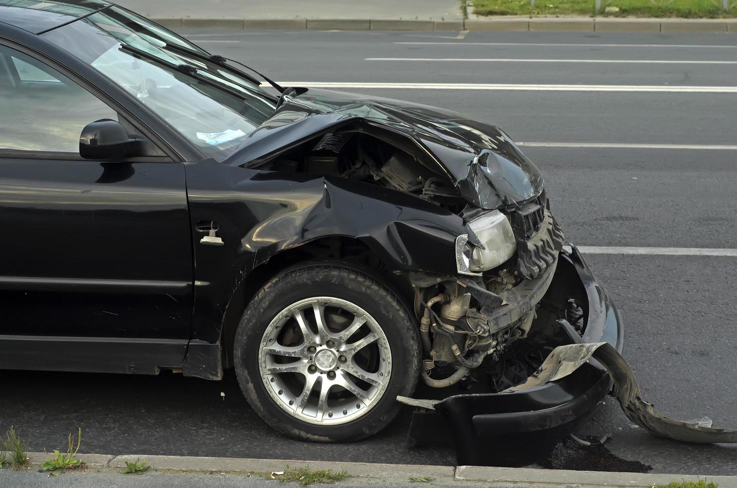 la parte delantera del coche que se rompió en el accidente en la carretera foto