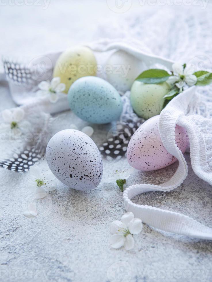 bolsa de hilo con huevos de pascua y flor de primavera foto