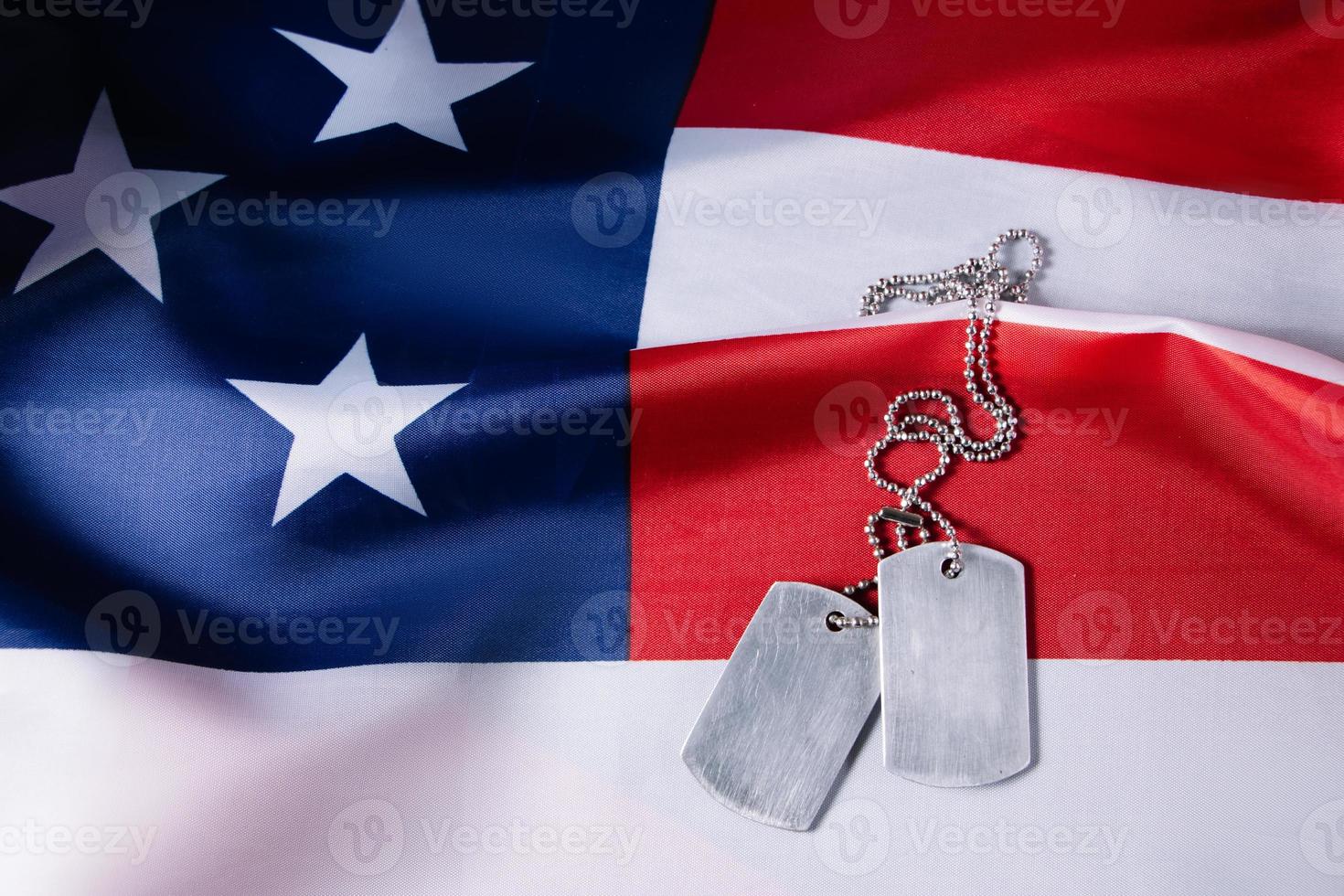 concepto del día conmemorativo de estados unidos. bandera americana y placas de identificación militares. foto