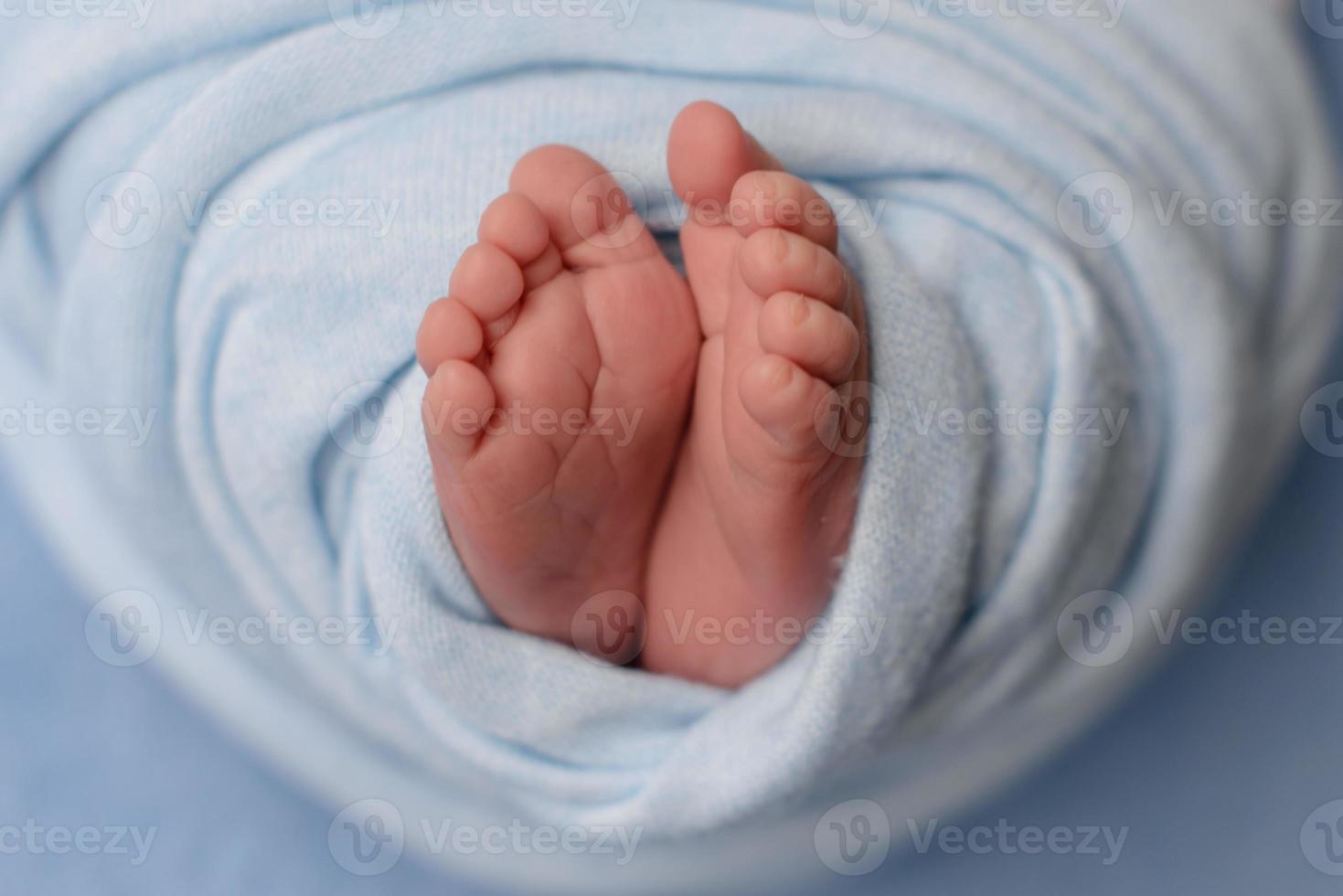 piernas pequeñas y hermosas de un bebé recién nacido en los primeros días de vida foto