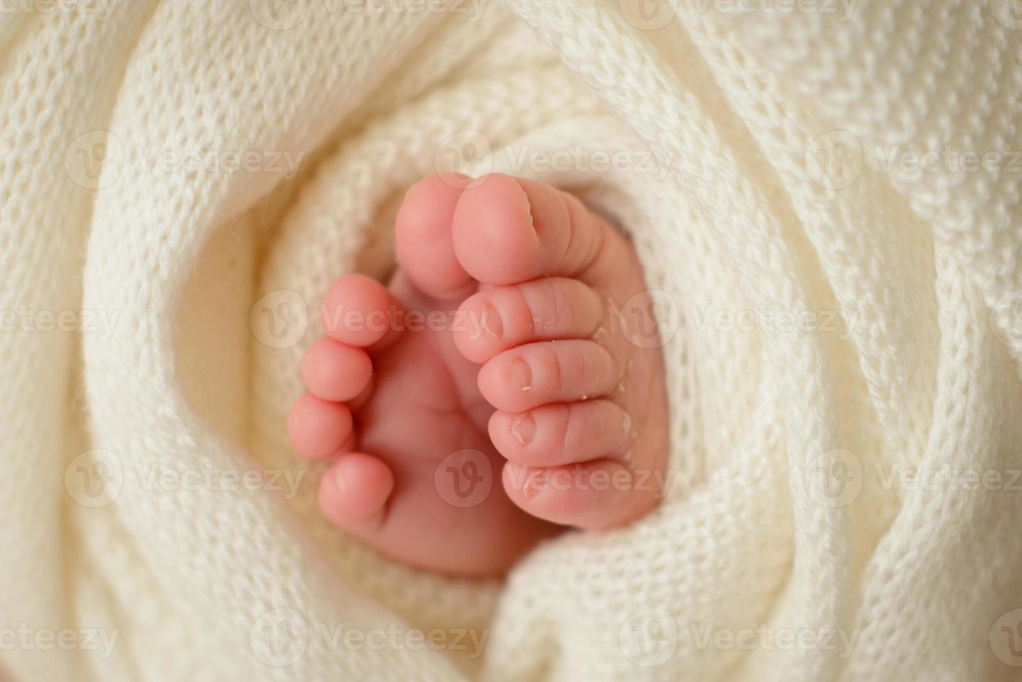 piernas pequeñas y hermosas de un bebé recién nacido en los primeros días de vida foto