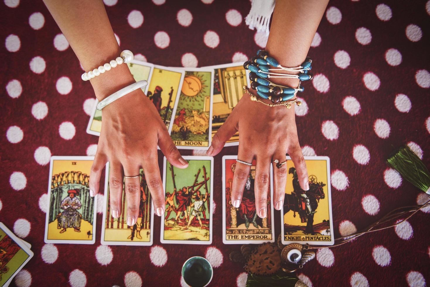 cartas del tarot leyendo lecturas psíquicas de adivinación y concepto de clarividencia - manos de adivinos y horóscopos foto