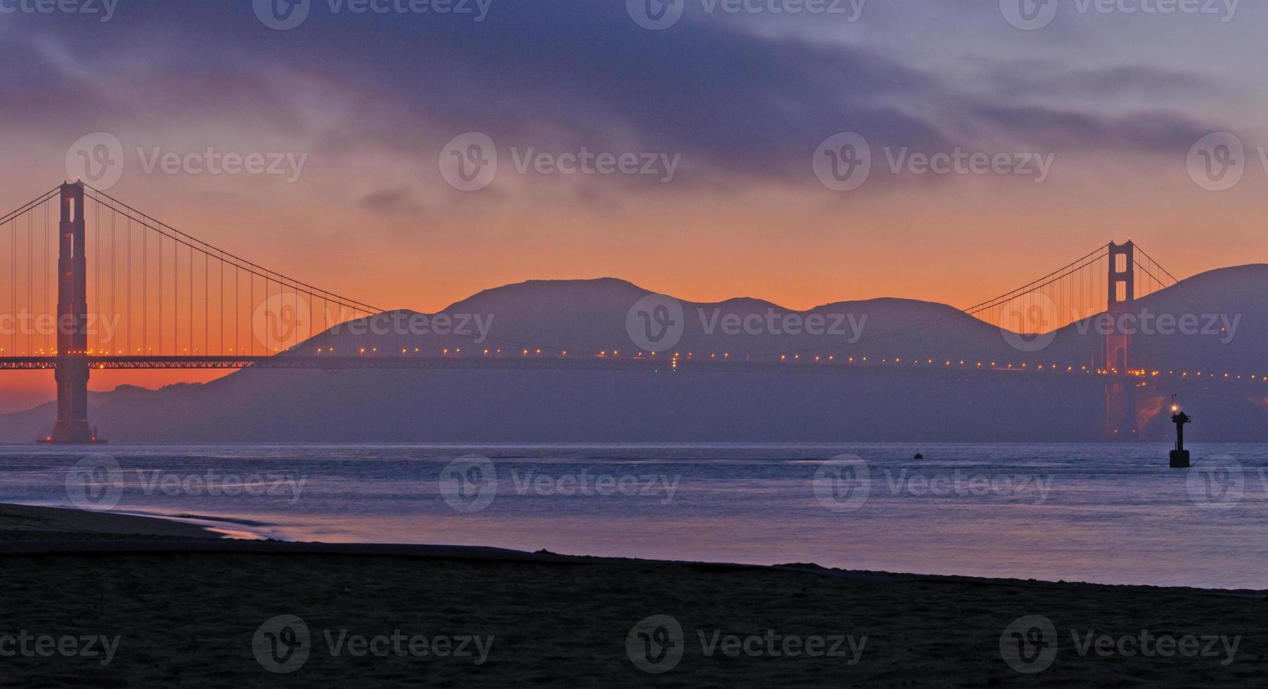 puente sihouetted en un crepúsculo rojo foto