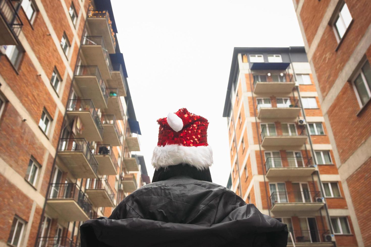 persona con gorro de navidad en la calle foto