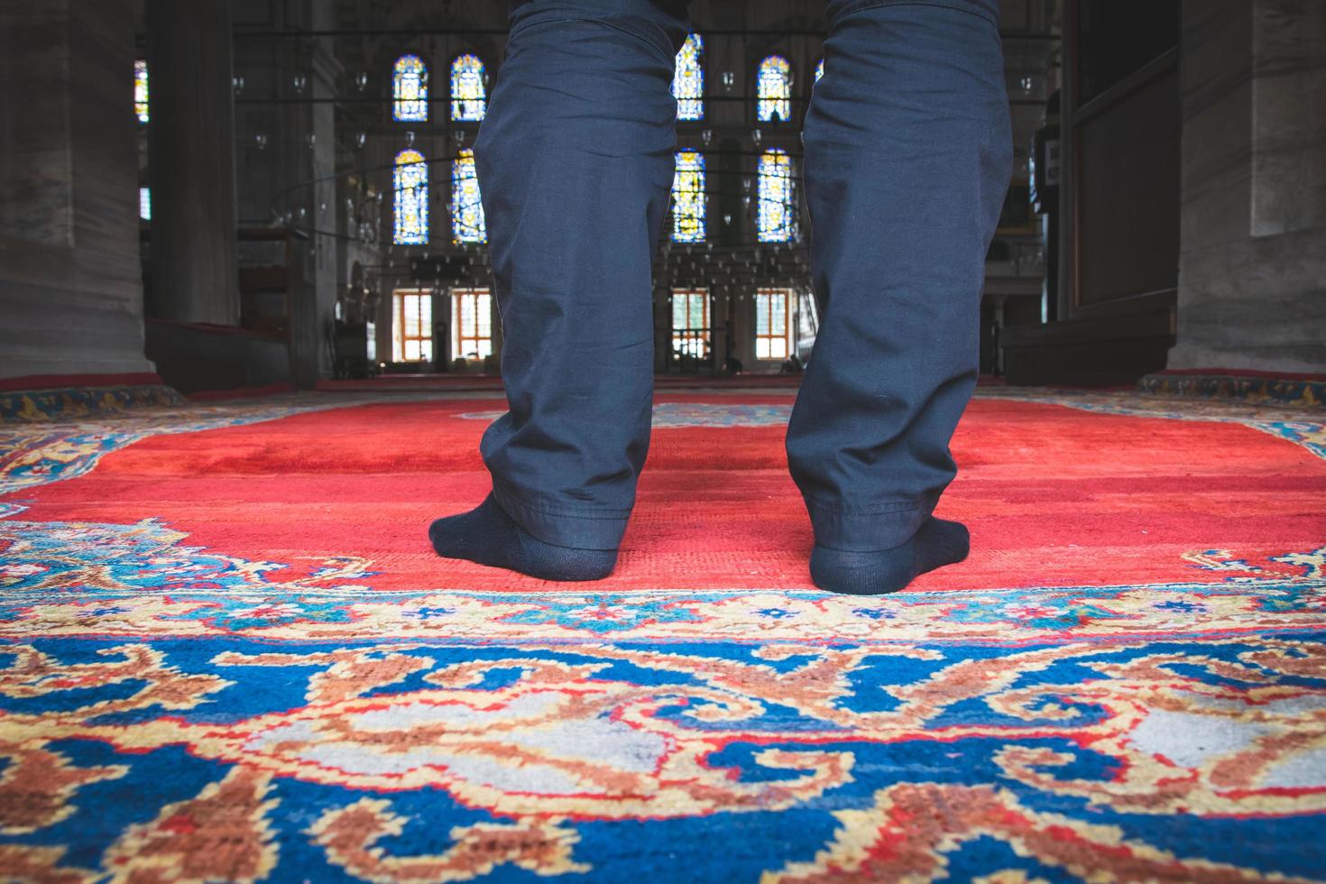 sin zapatos en la mezquita foto