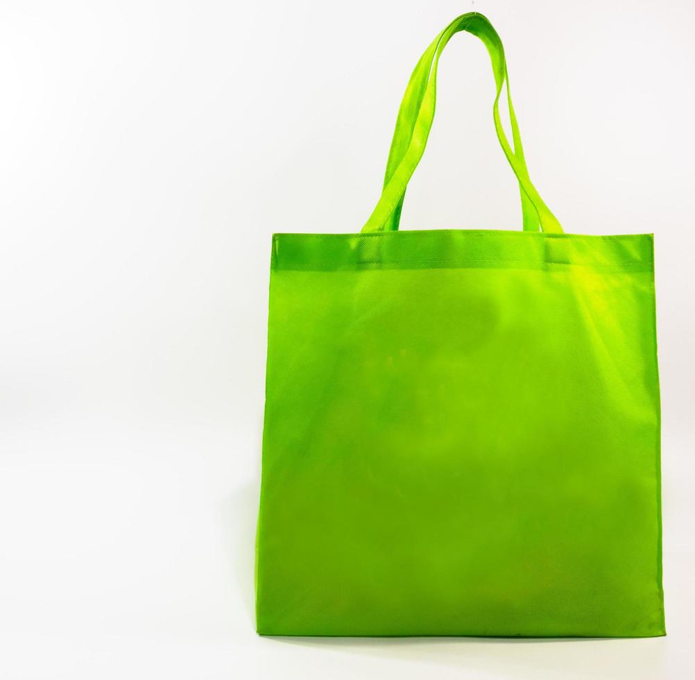 bolsa verde para ir de compras. sin bolsa de plástico concepto de bolsa de compras en el fondo negro blanco. foto
