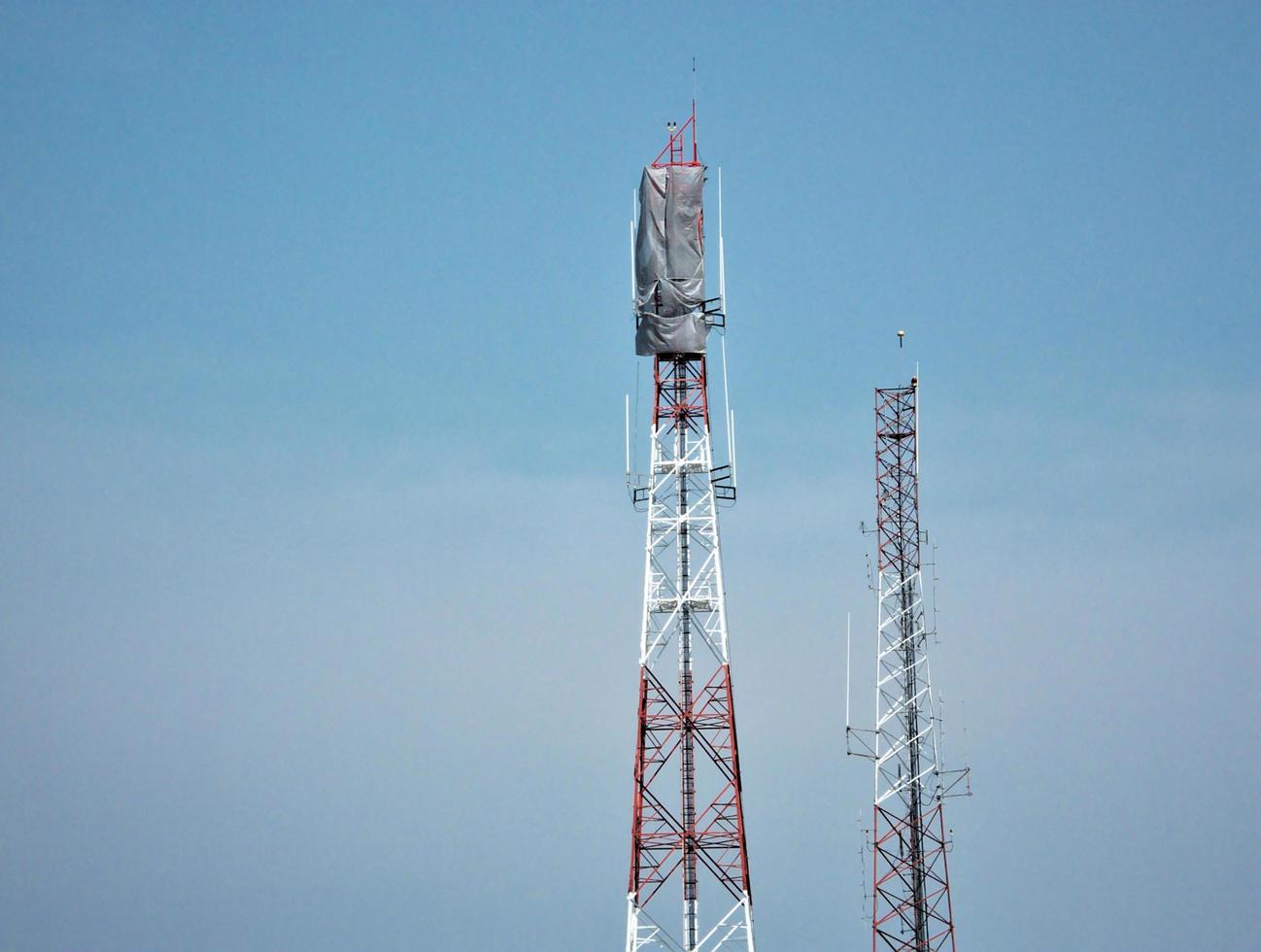 transmisor de radio de columna alta en el fondo del cielo foto