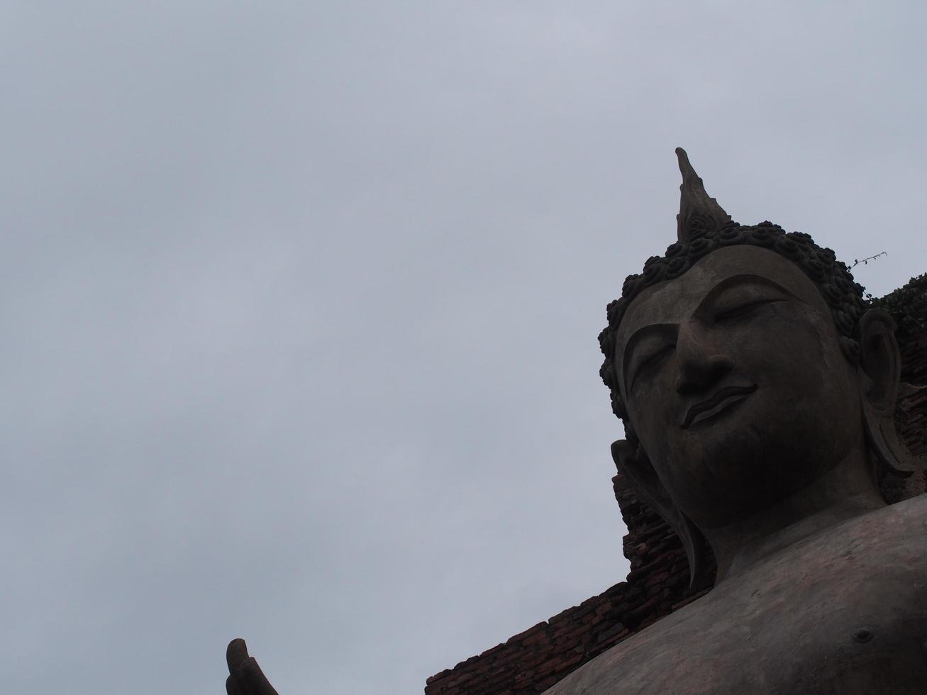 templo wat si sawai parque histórico de sukhothai sitio del patrimonio mundial ubicado a unos 350 metros al sur de wat mahathat un importante sitio histórico ubicado en kamphaeng phet. consta de 3 prangs. foto