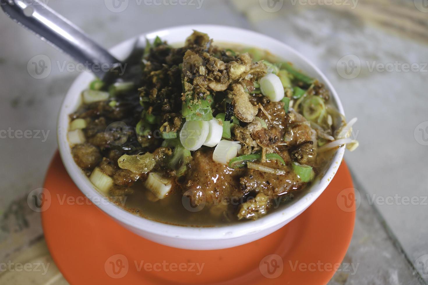 soto tauco de soja fermentada y soto. originario de tegal, indonesia. enfoque selectivo foto