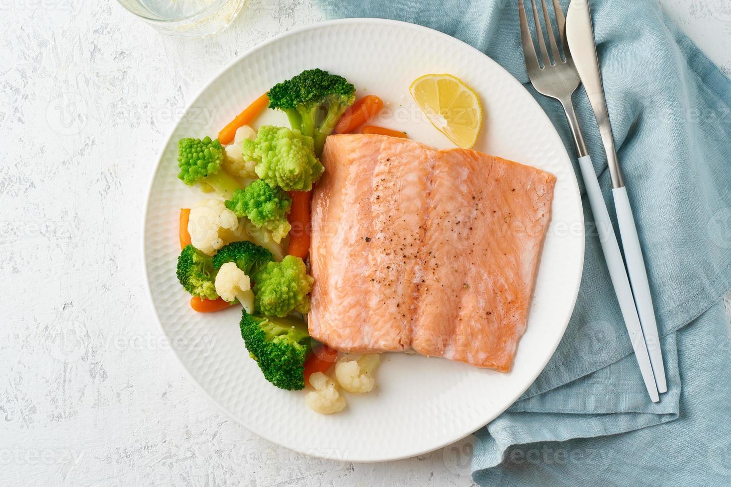 salmón y verduras al vapor, paleo, ceto, fodmap, dieta dash. dieta mediterranea con pescado al vapor foto