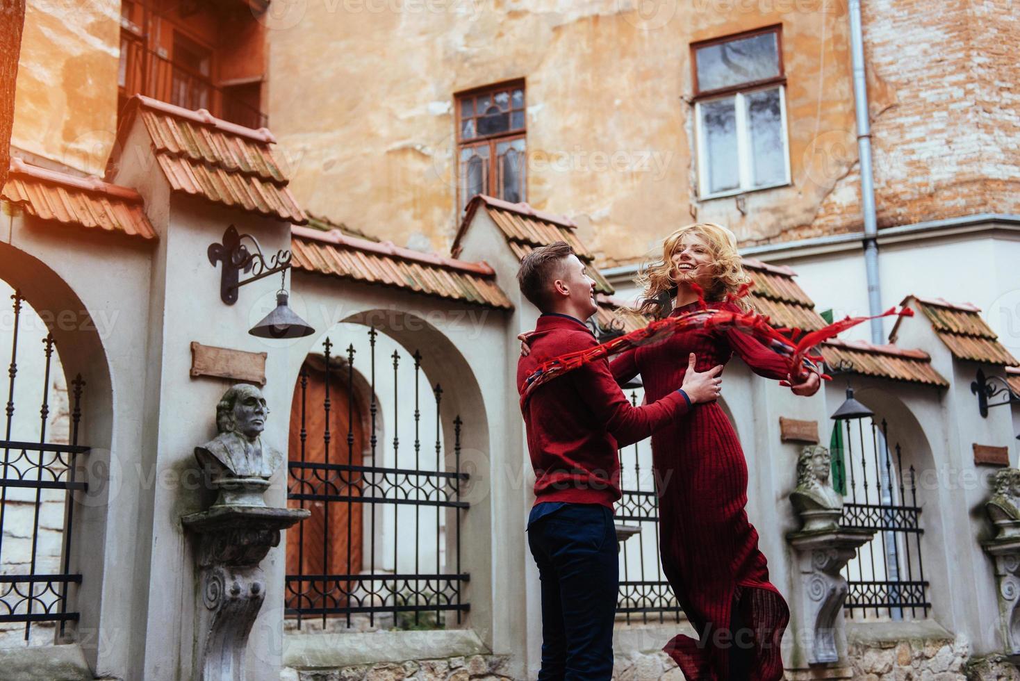 pareja disfrutando al aire libre en un entorno urbano foto